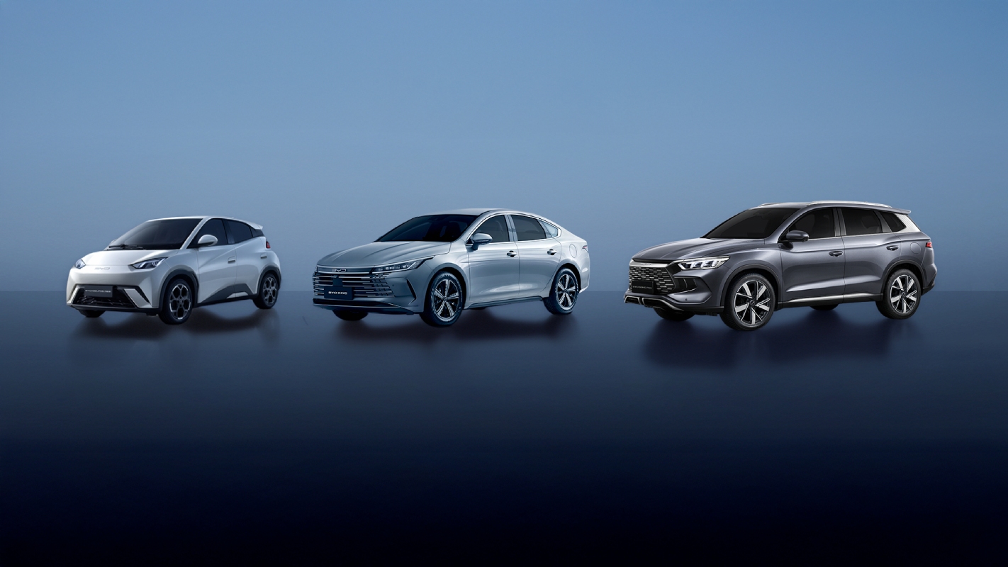 Imagem colorida de três carros da BYD - Metrópoles