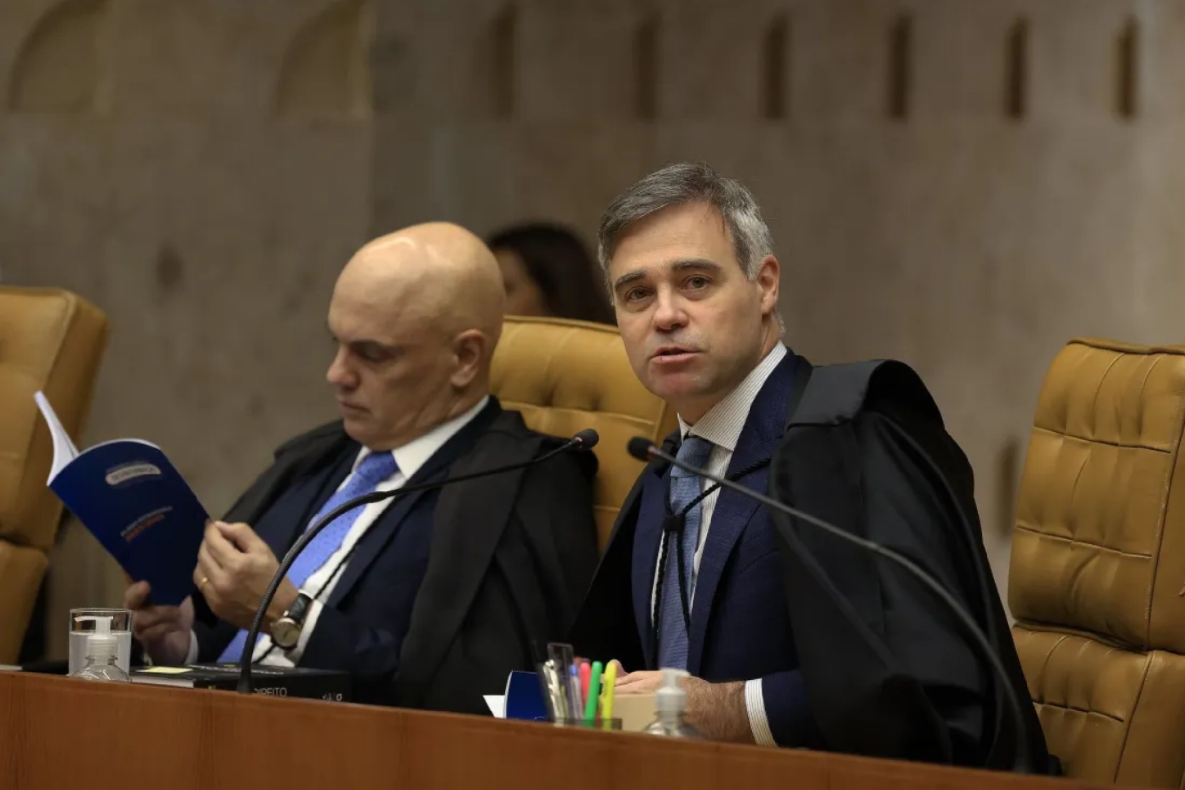 Mendonça cita Moraes nove vezes em decisão para afastar diretor da PF