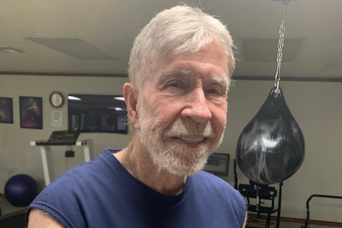 Família de Chuck Norris alerta sobre fake news após morte do ator