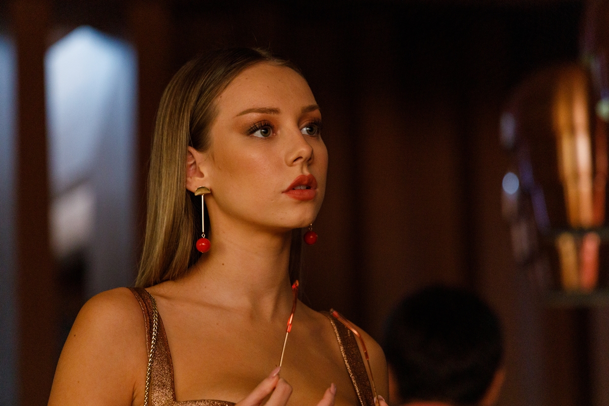 Imagem colorida de Ester Expósito caracterizada na série Elite, da Netflix