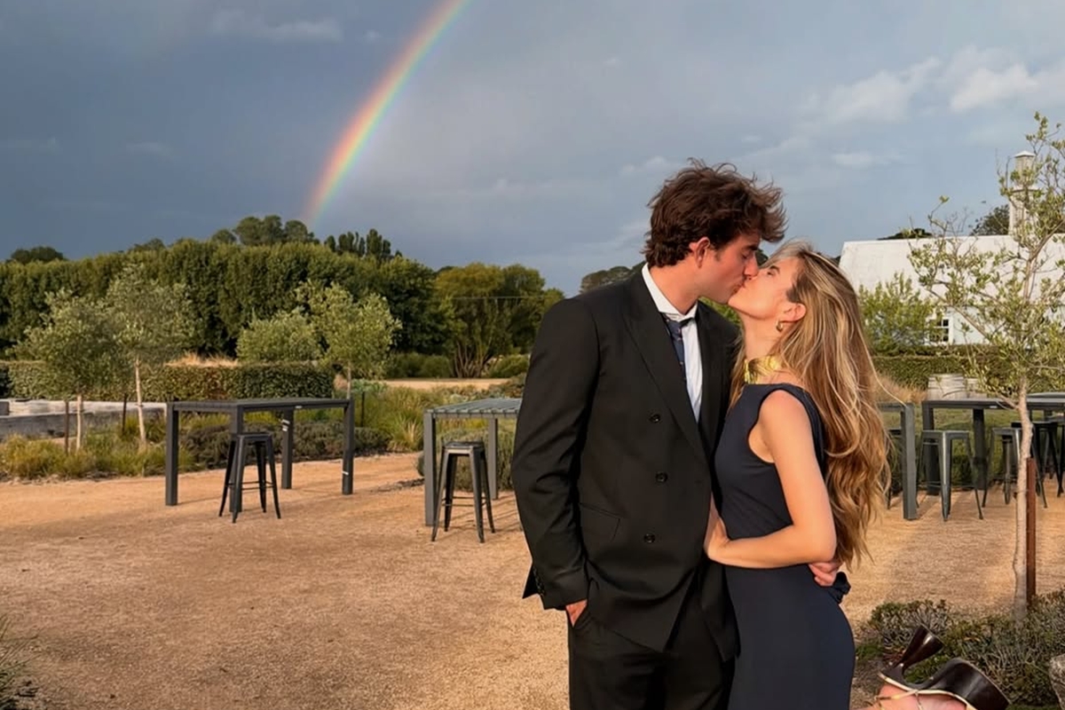 Foto colorida de homem e mulher se beijando - Metrópoles