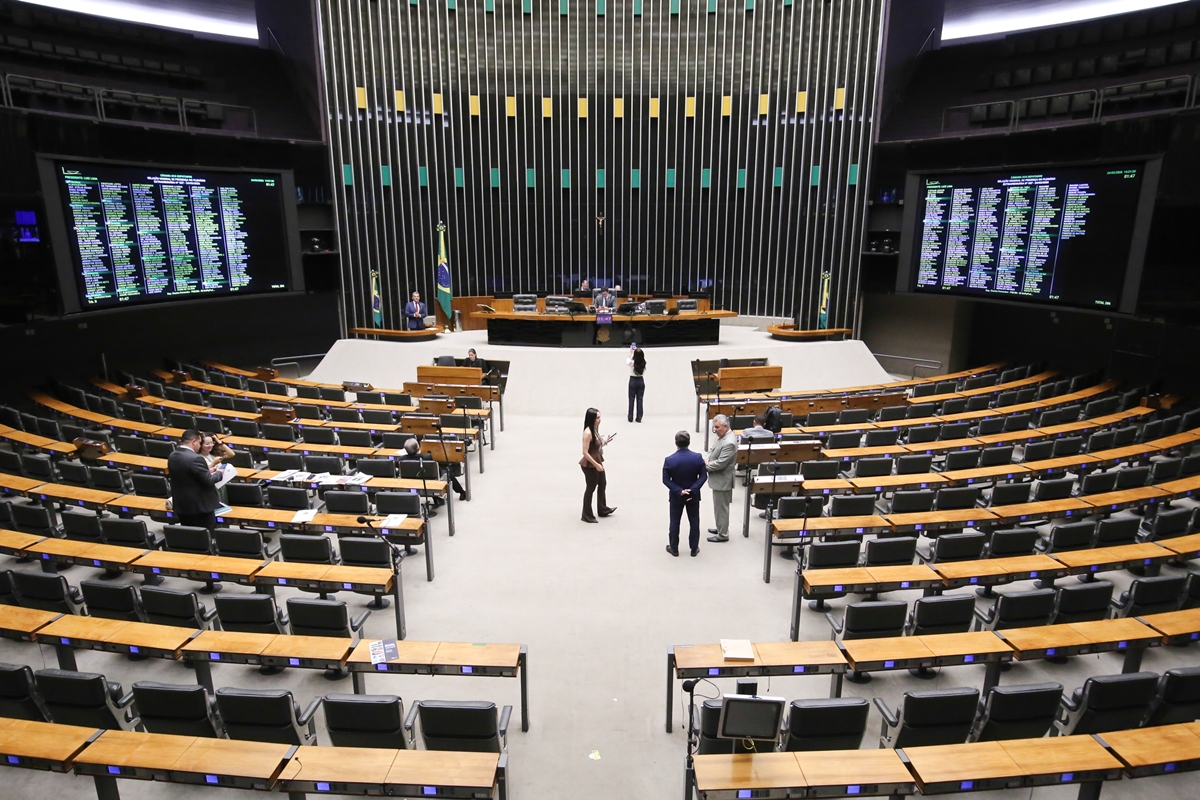 Cláusula de barreira ameaça esvaziar caixa de PSol, Novo e Missão