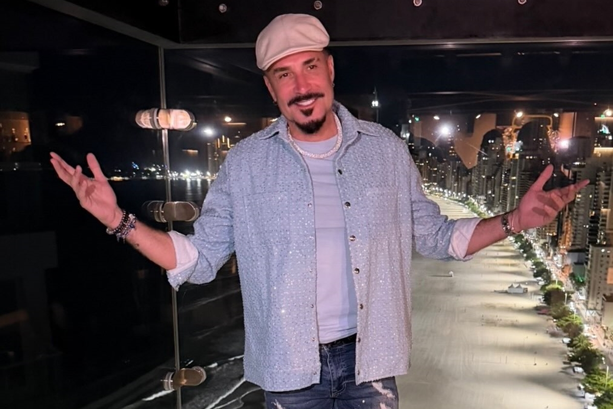 Latino é visto em clima de intimidade com moça durante show e se manifesta