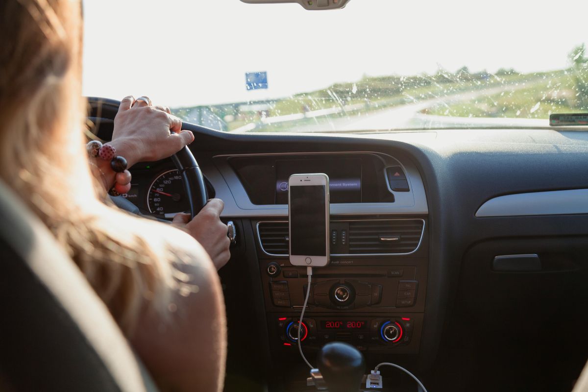 Uber terá de pagar R$ 7 mil a passageira por celular perdido em viagem
