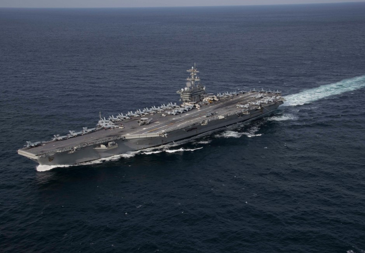 USS Lincoln: Porta-Aviões dos EUA Enfrenta Crise Após Longa Permanência no Mar