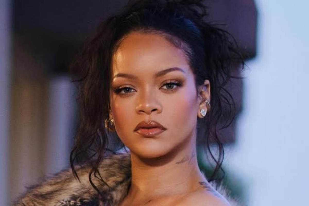 Rihanna agita a web ao posar de lingerie. Veja fotos