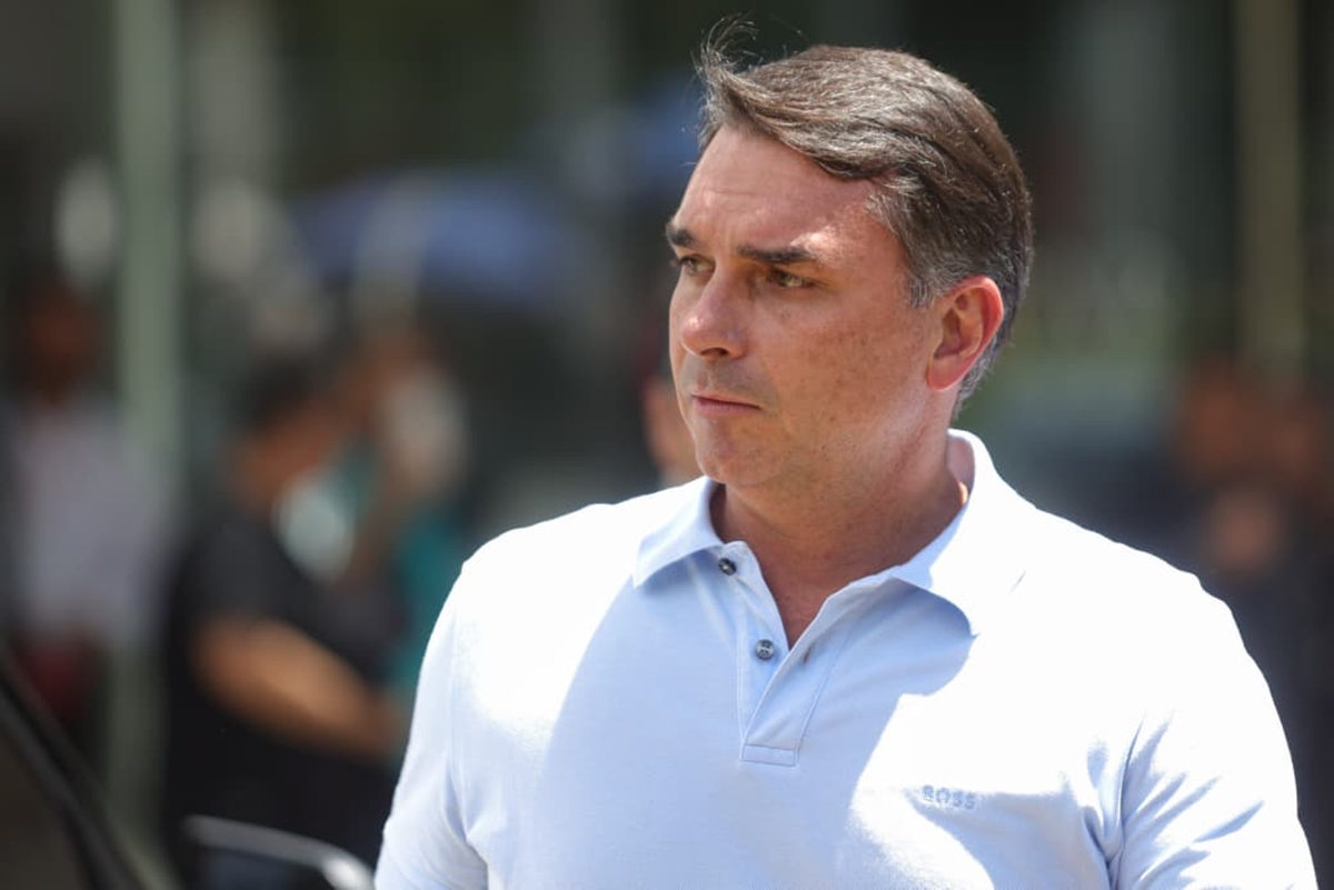 Embaixada vai acompanhar audiência do tarifaço com Flávio Bolsonaro