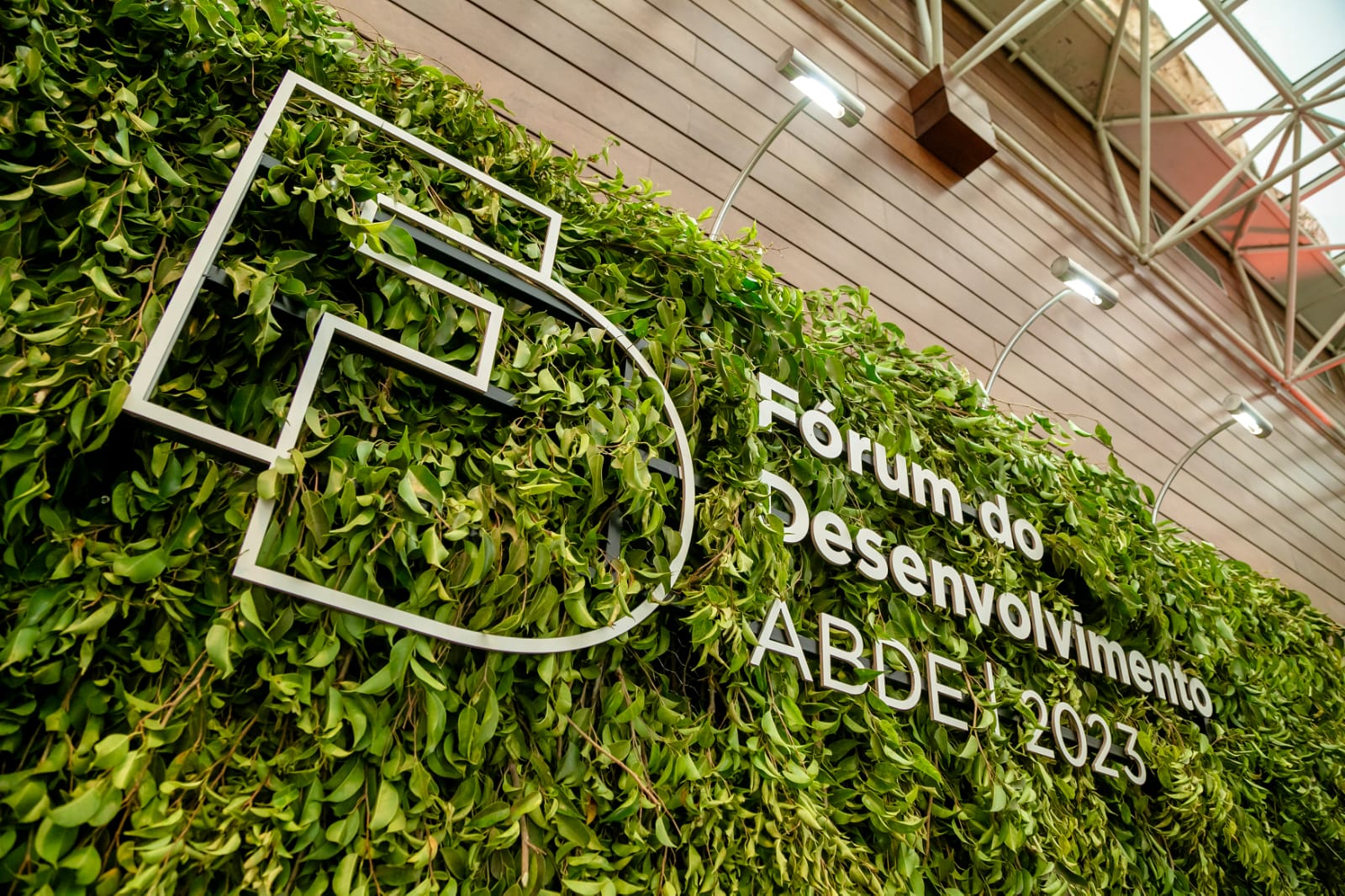 Imagem aérea do espaço do evento com estrutura moderna e área verde ao redor