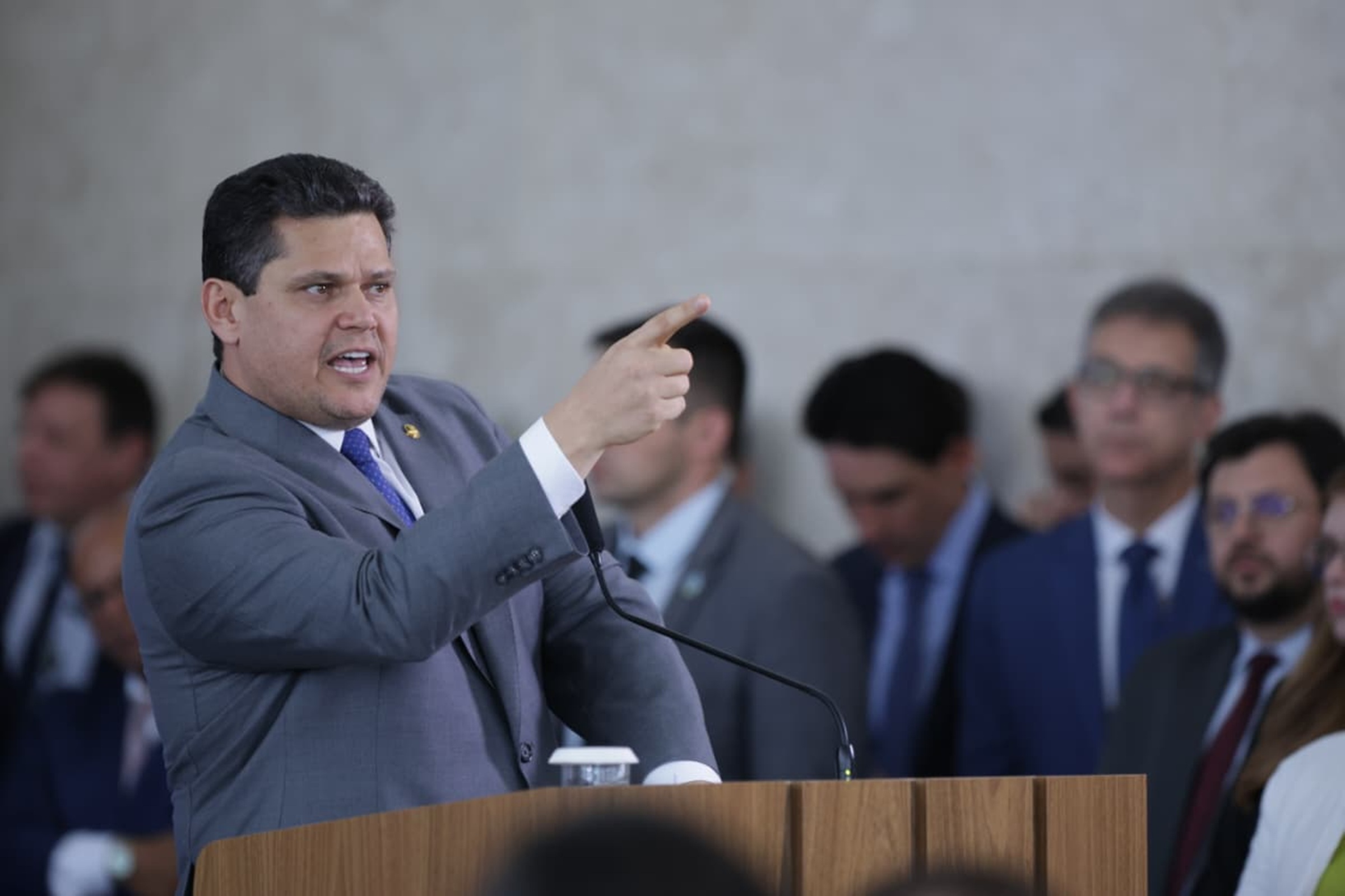 Alcolumbre envia PEC do fim da escala 6x1 para CCJ; veja relator