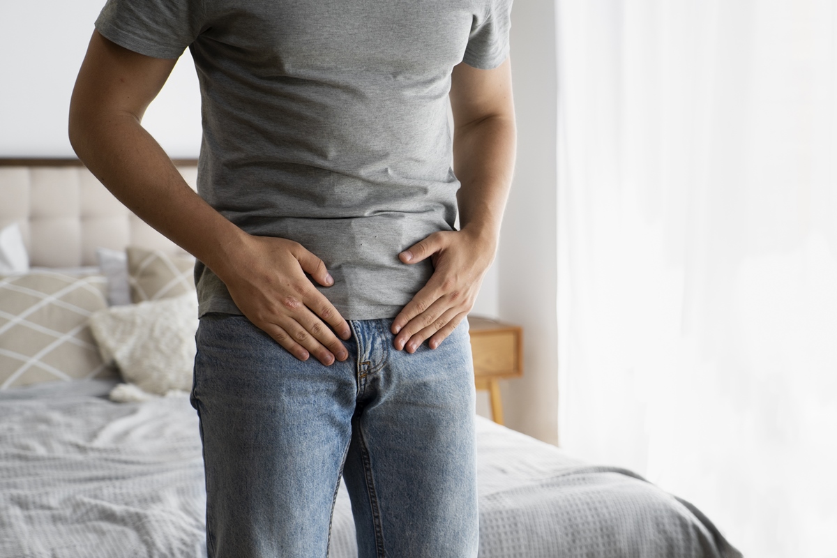 Imagem colorida mostra homem analisando a região acima da barriga - Metrópoles
