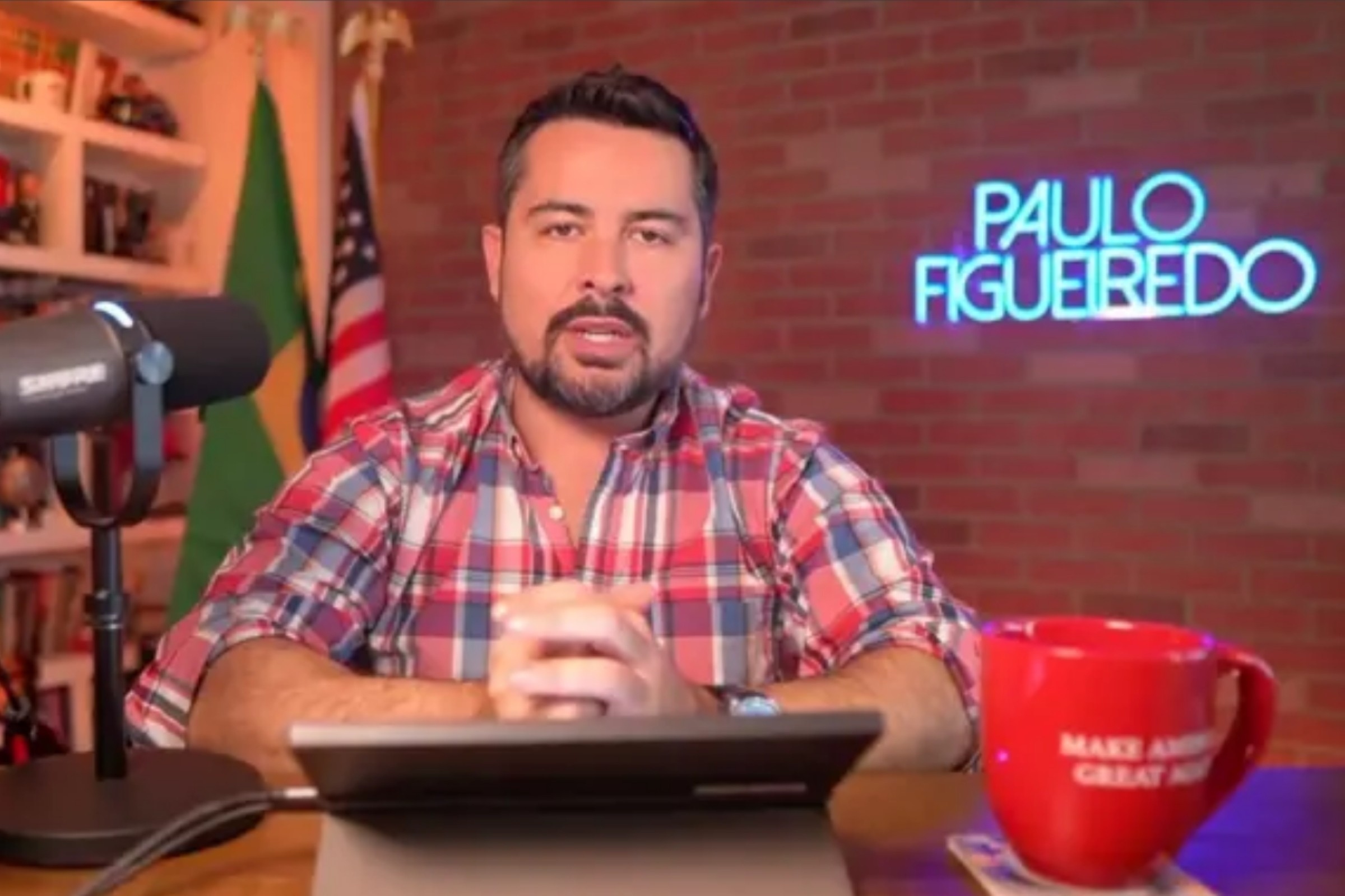 Repreendido por Flávio, Paulo Figueiredo mantém apoio: "Nada muda"