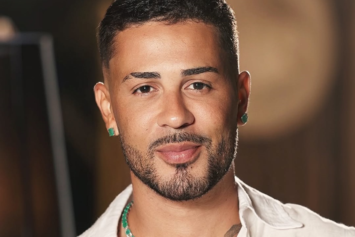 Carlinhos Maia fala após vídeo beijando mulher: "A boca é mais macia"