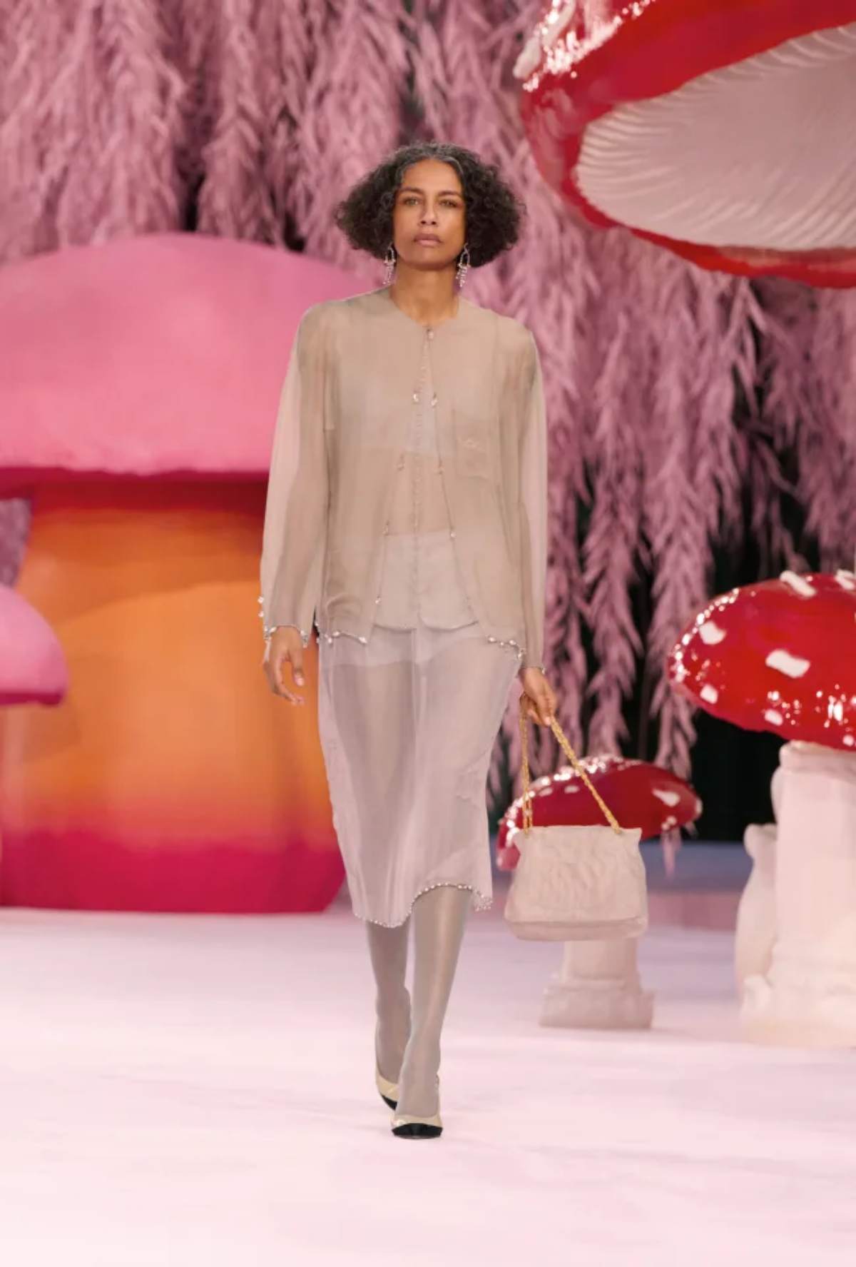 foto com cor. desfile de alta-costura primavera/verão 2026 da chanel - metrópoles