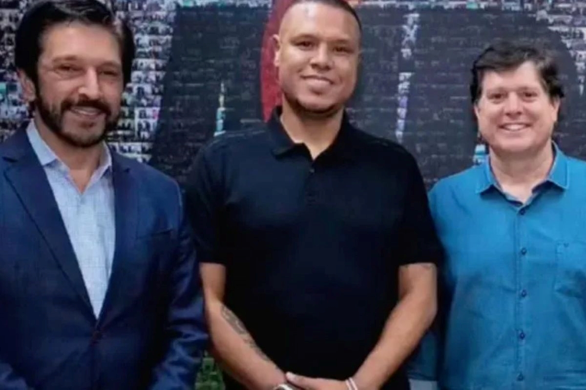 Foto colorida de filiação do ex-camisa 9 da selecão brasileira Luis Fabiano no MDB - Metrópoles