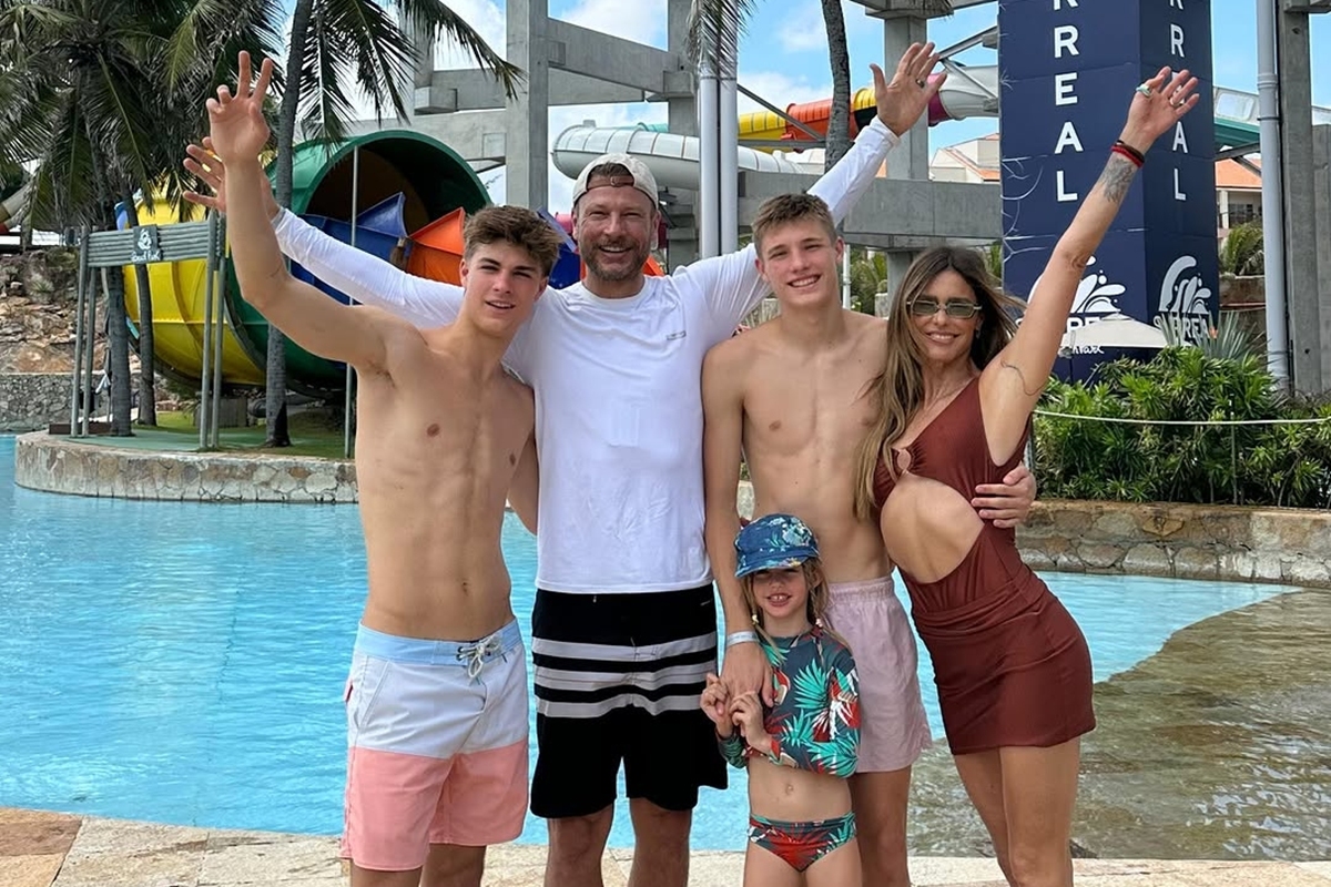 Imagem colorida de Fernanda Lima e Rodrigo Hilbert ao lado dos filhos João, Francisco e a caçula, Maria Manoela, em um parque aquático- Metrópoles
