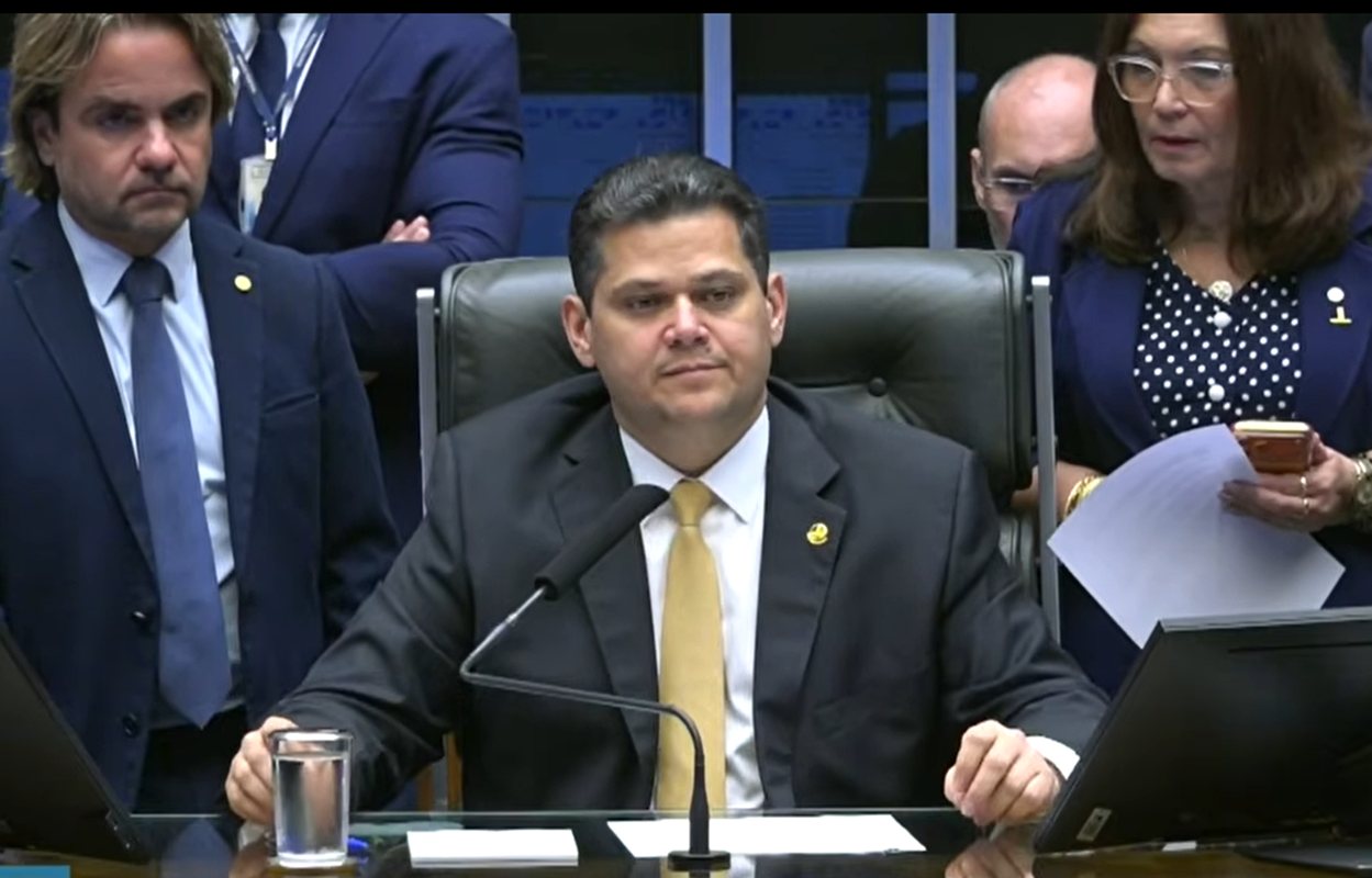 PEC 6x1: Alcolumbre prevê votação em 2 turnos nesta quarta-feira; acompanhe