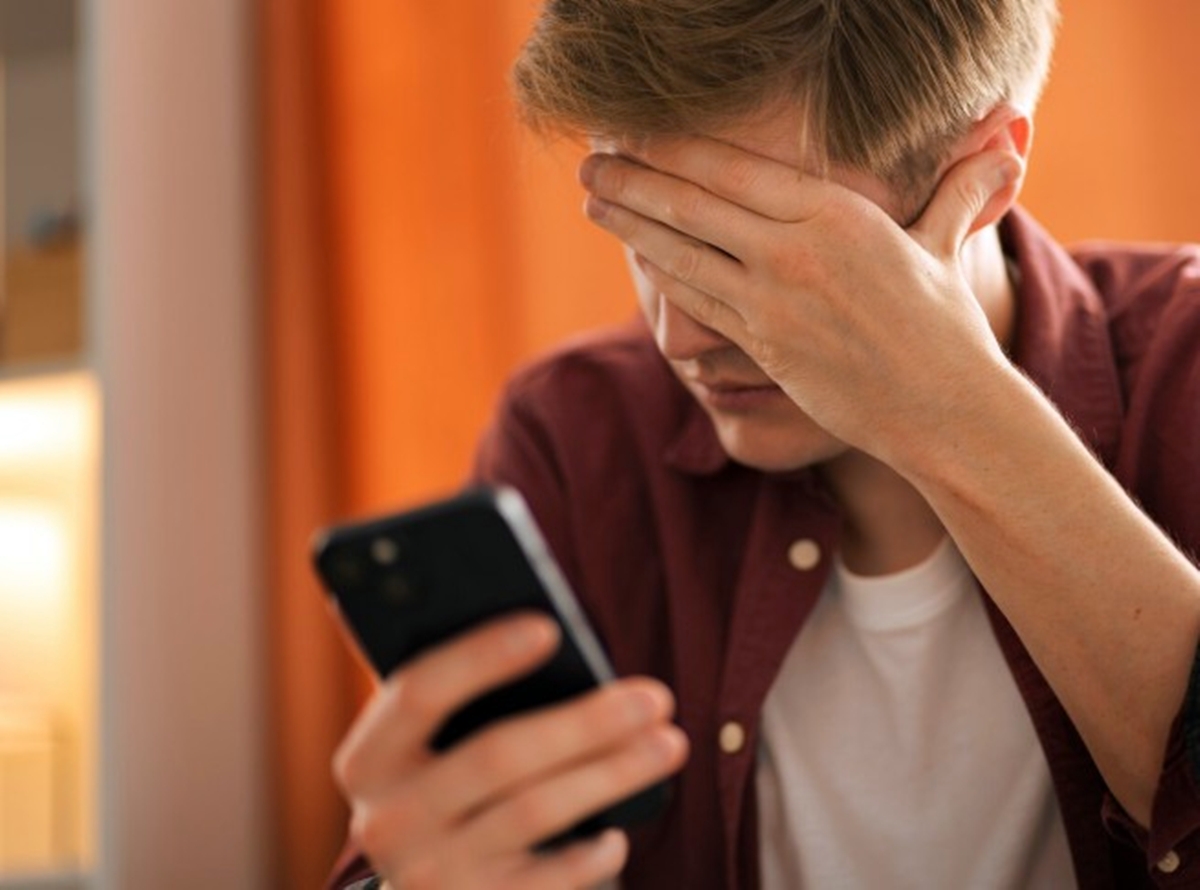 Inglaterra deve proibir redes sociais a menores de 16 nesta segunda 16 Golpe envolvendo celular
