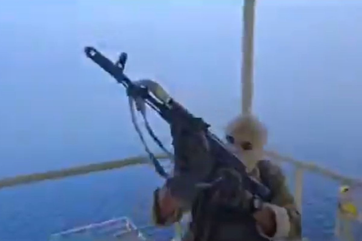 Irã anuncia fechamento do Estreito de Ormuz por tempo indeterminado 21 Vídeo iraniano de interceptação no Ormuz