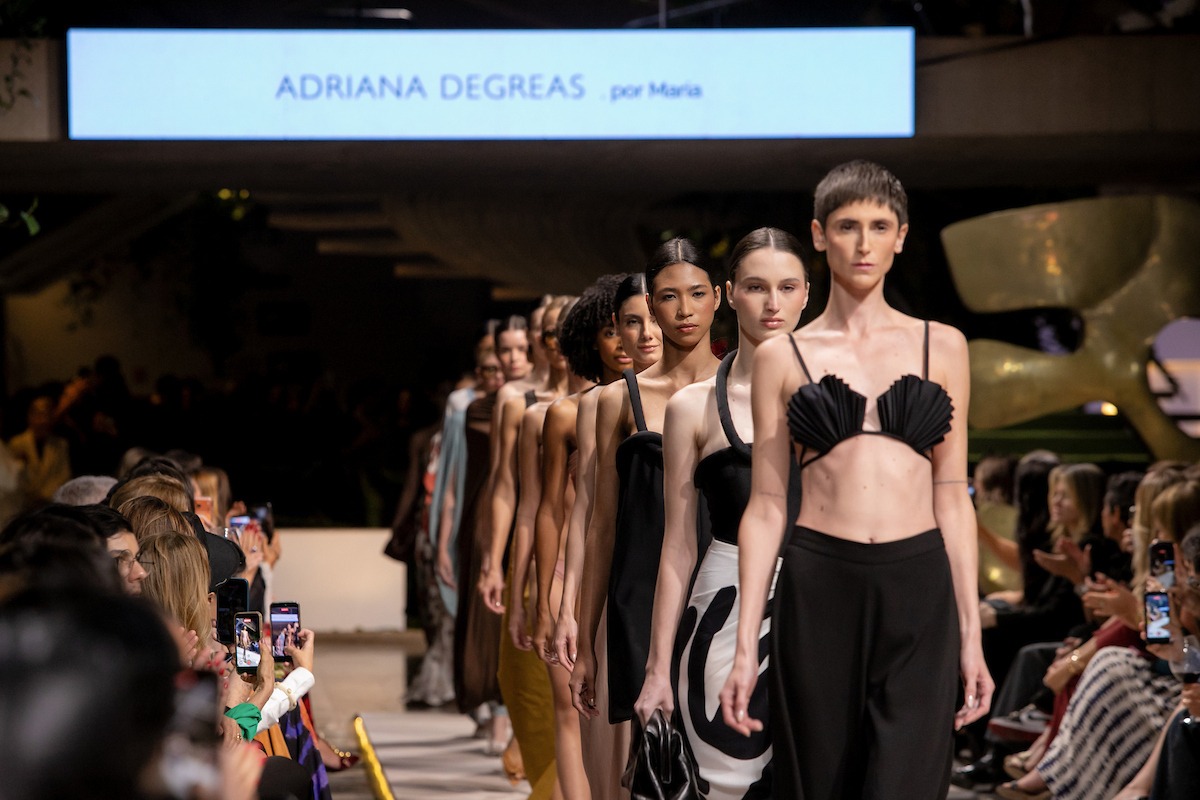 na foto uma fila de modelos no Metrópoles Catwalk