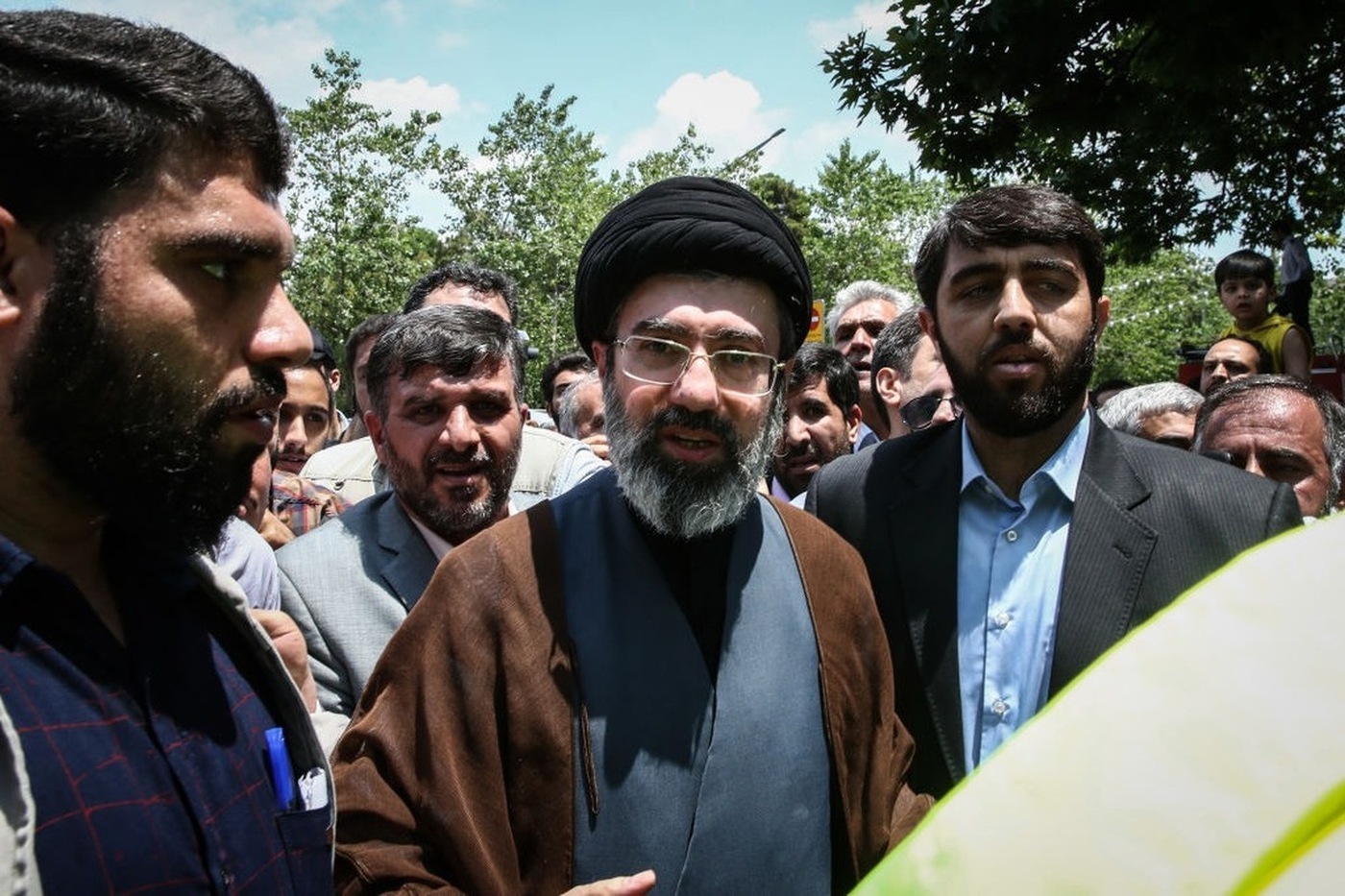 Três filhos de Ali Khamenei vão a funeral, mas sucessor segue sumido