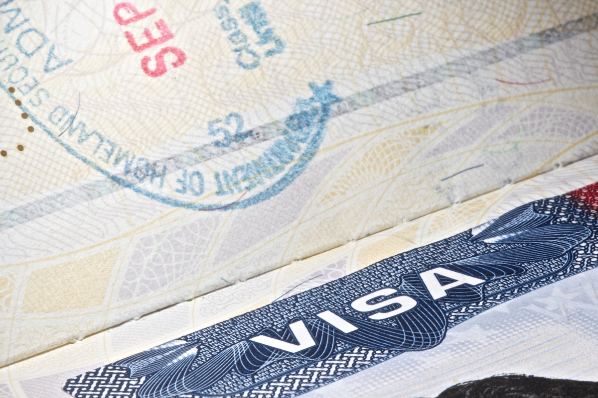 Trump tenta tornar permanente taxa de US$ 100 mil para visto profissional