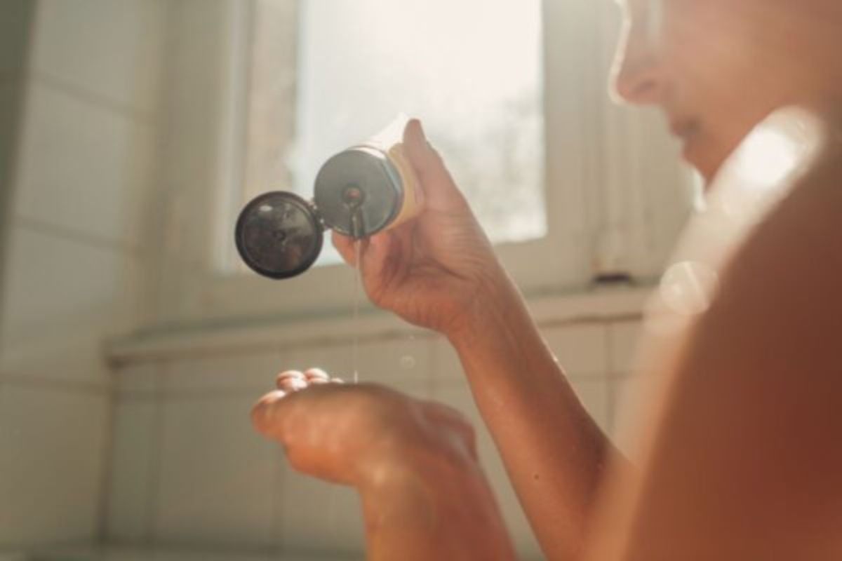 Shampoo antes ou depois do condicionador? Entenda o que muda no cabelo - QTU Questões do Universo