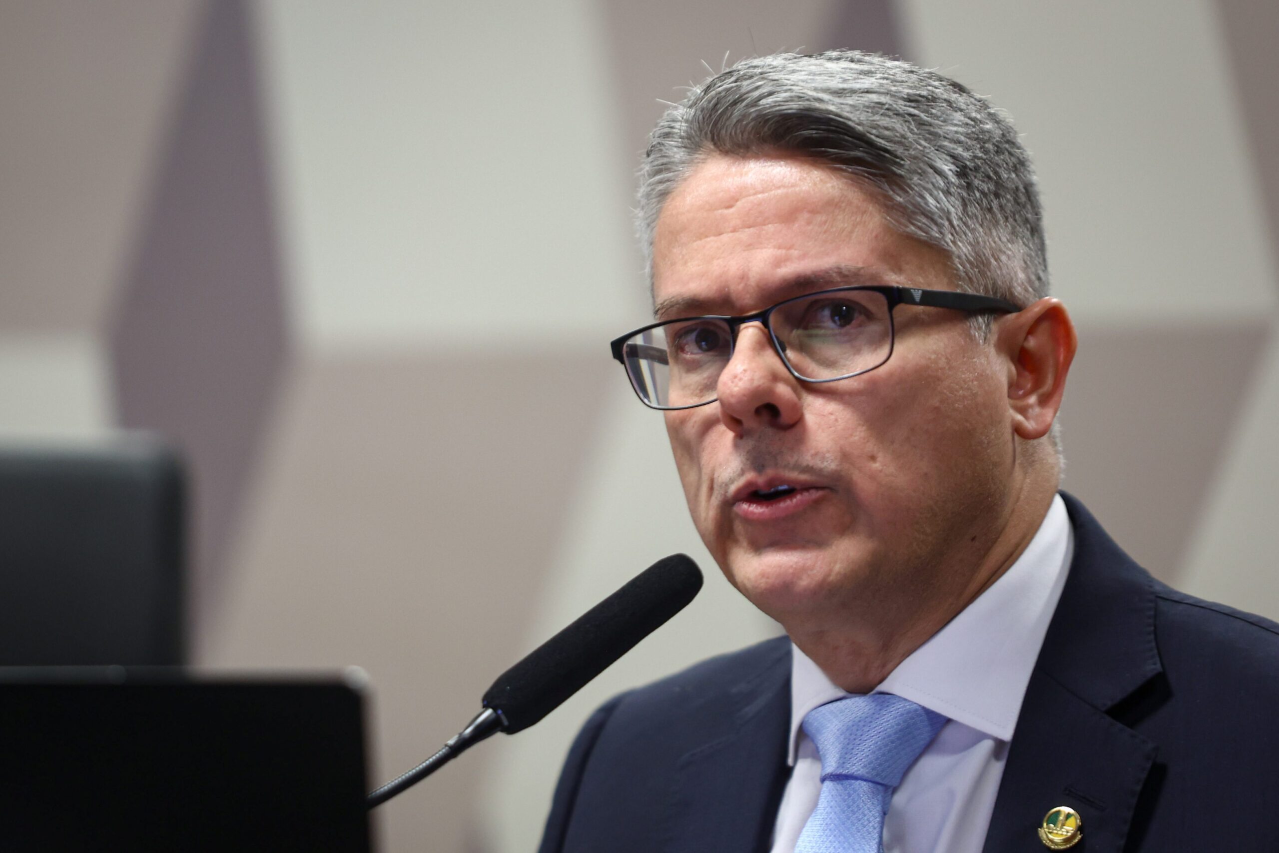 Entenda o que pode levar o senador Alessandro Vieira à inelegibilidade