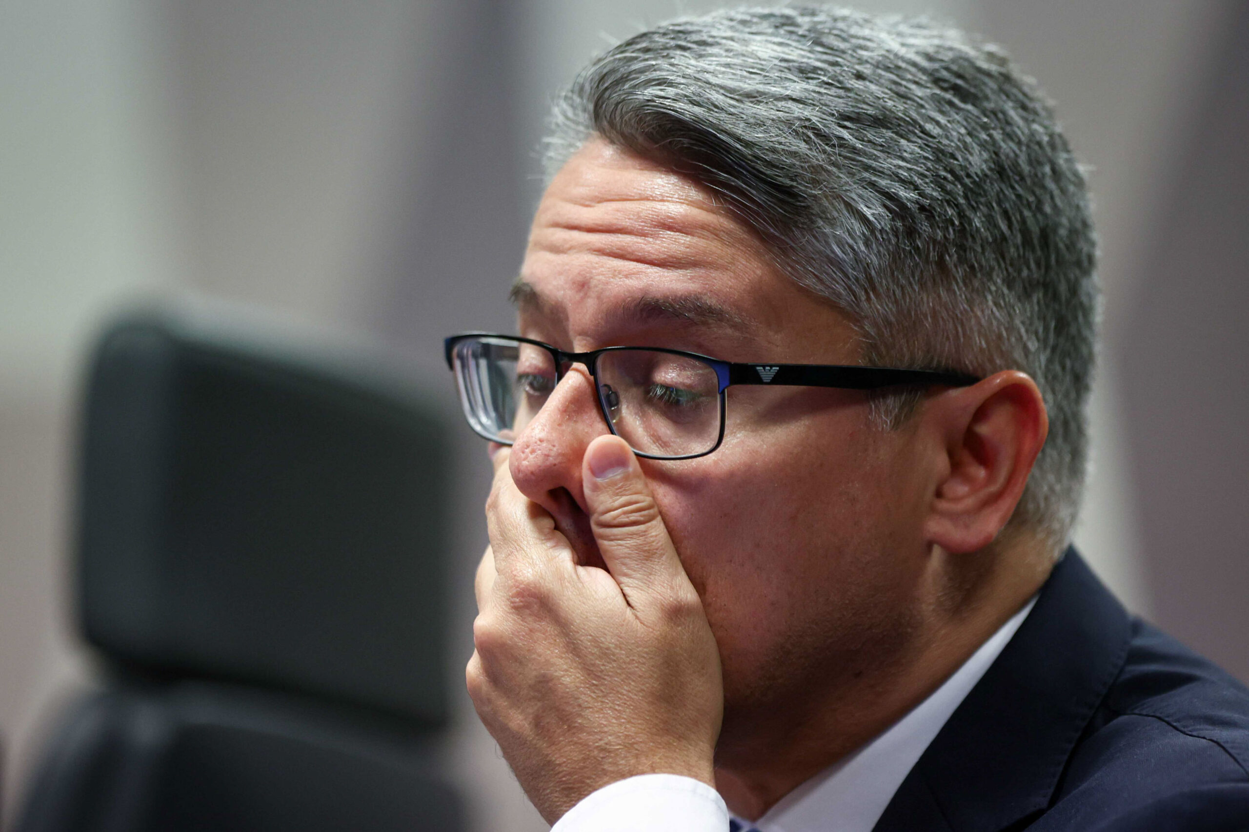 Senador Alessandro Vieira lendo relatório