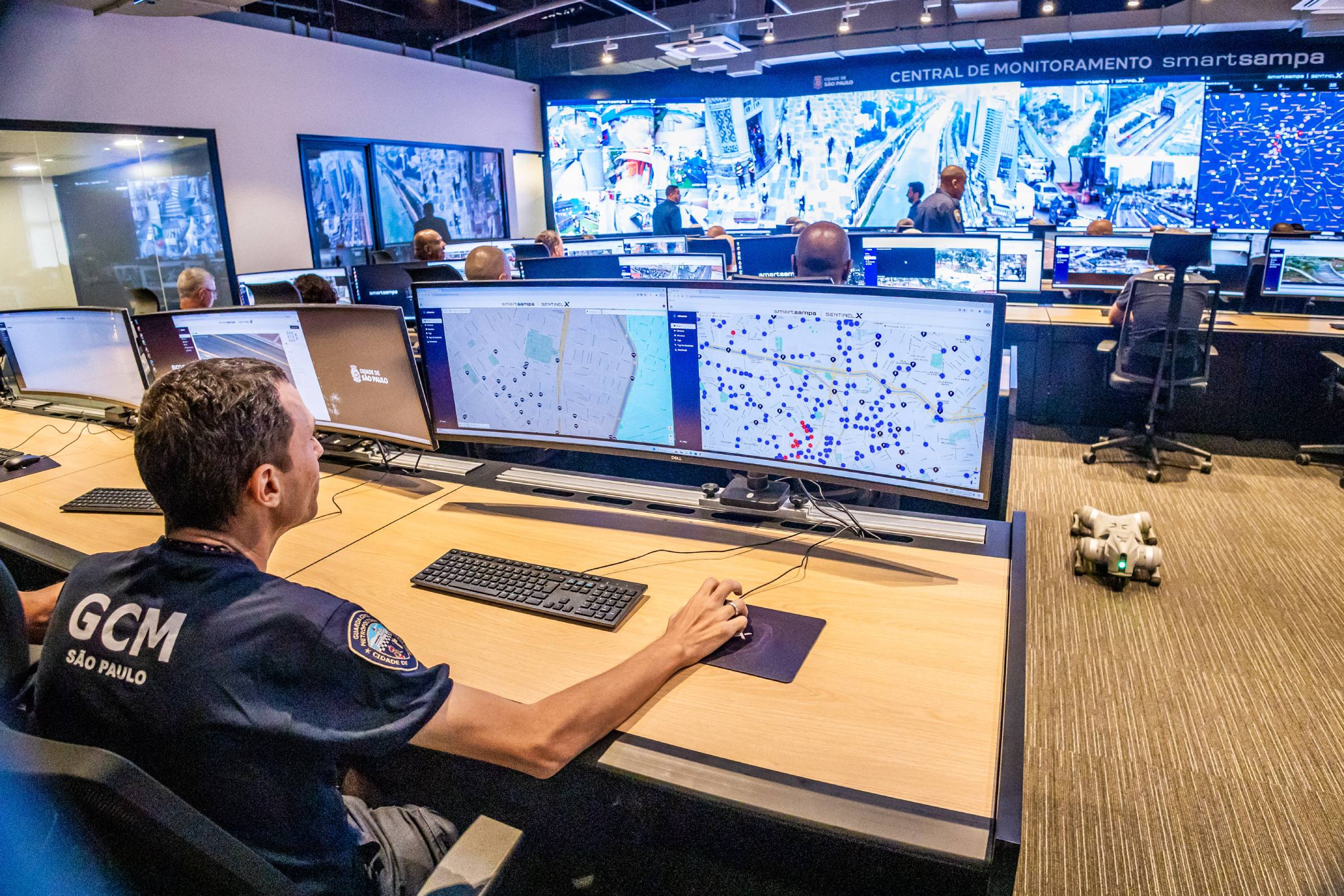Fotografia colorida mostrando central de monitoramento da polícia-Metrópoles