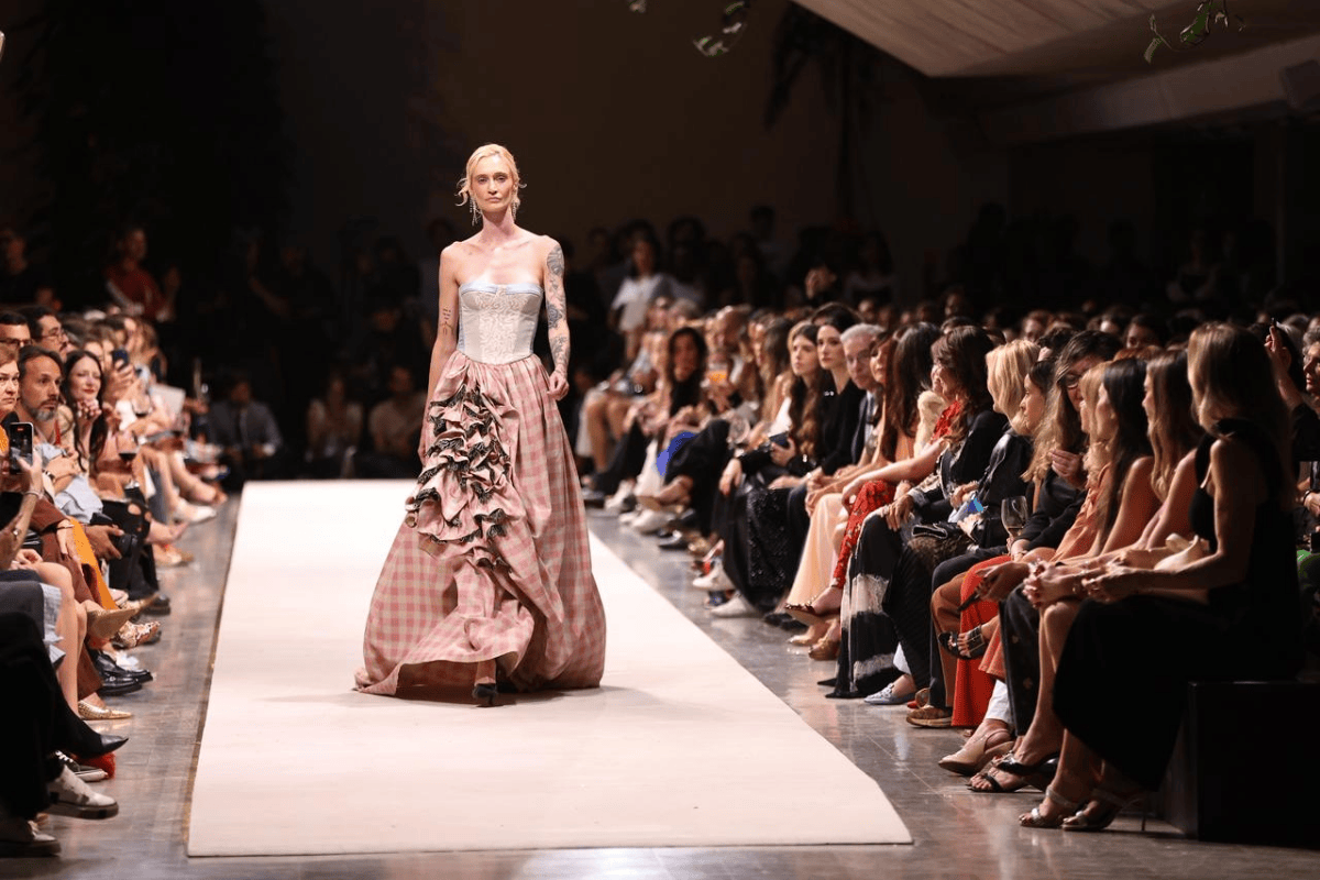 foto com cor. desfile lucila no metrópoles catwalk - metrópoles