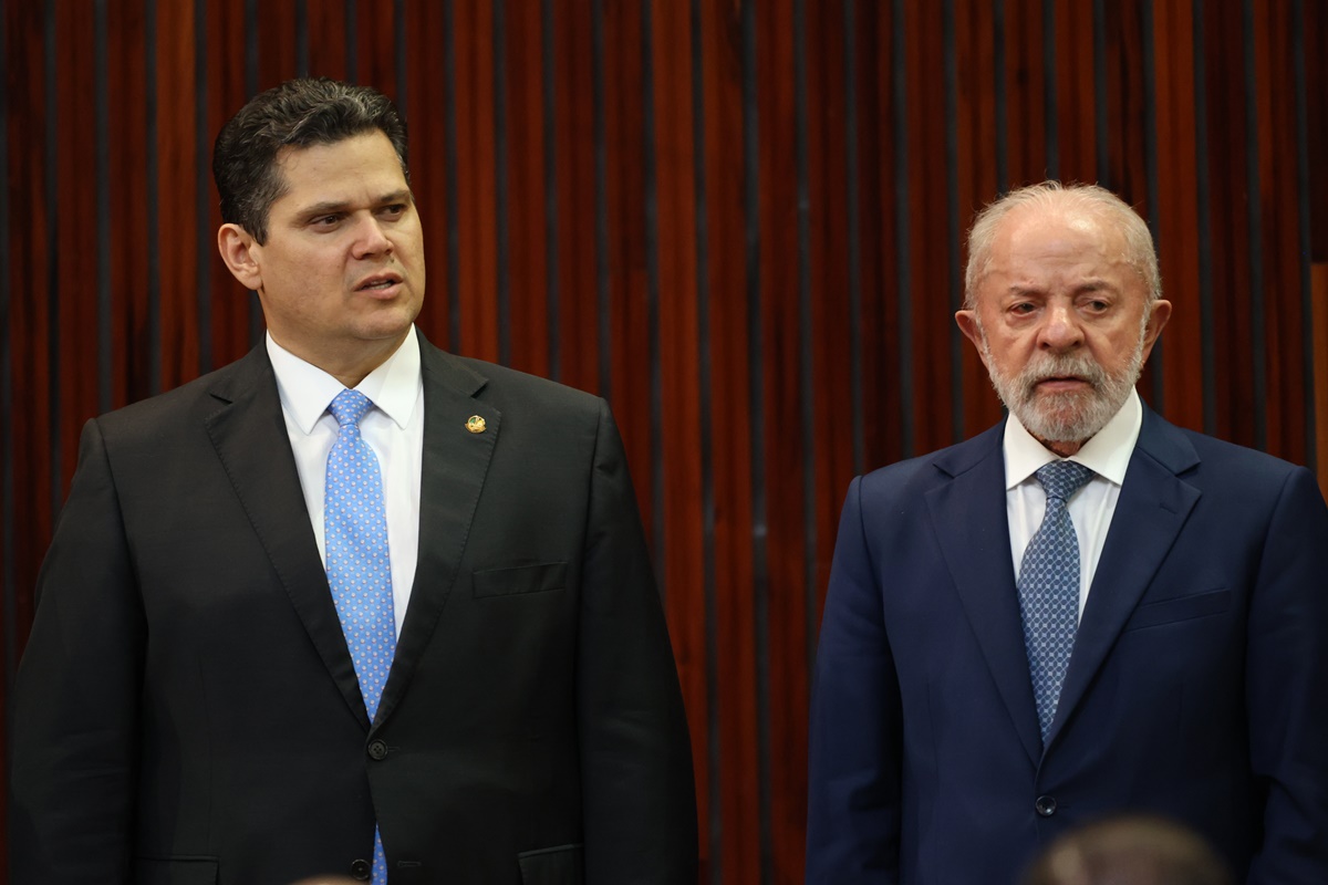 Alcolumbre dá sinais de bandeira branca a Lula no Senado 12 Alcolumbre com aliados em debate