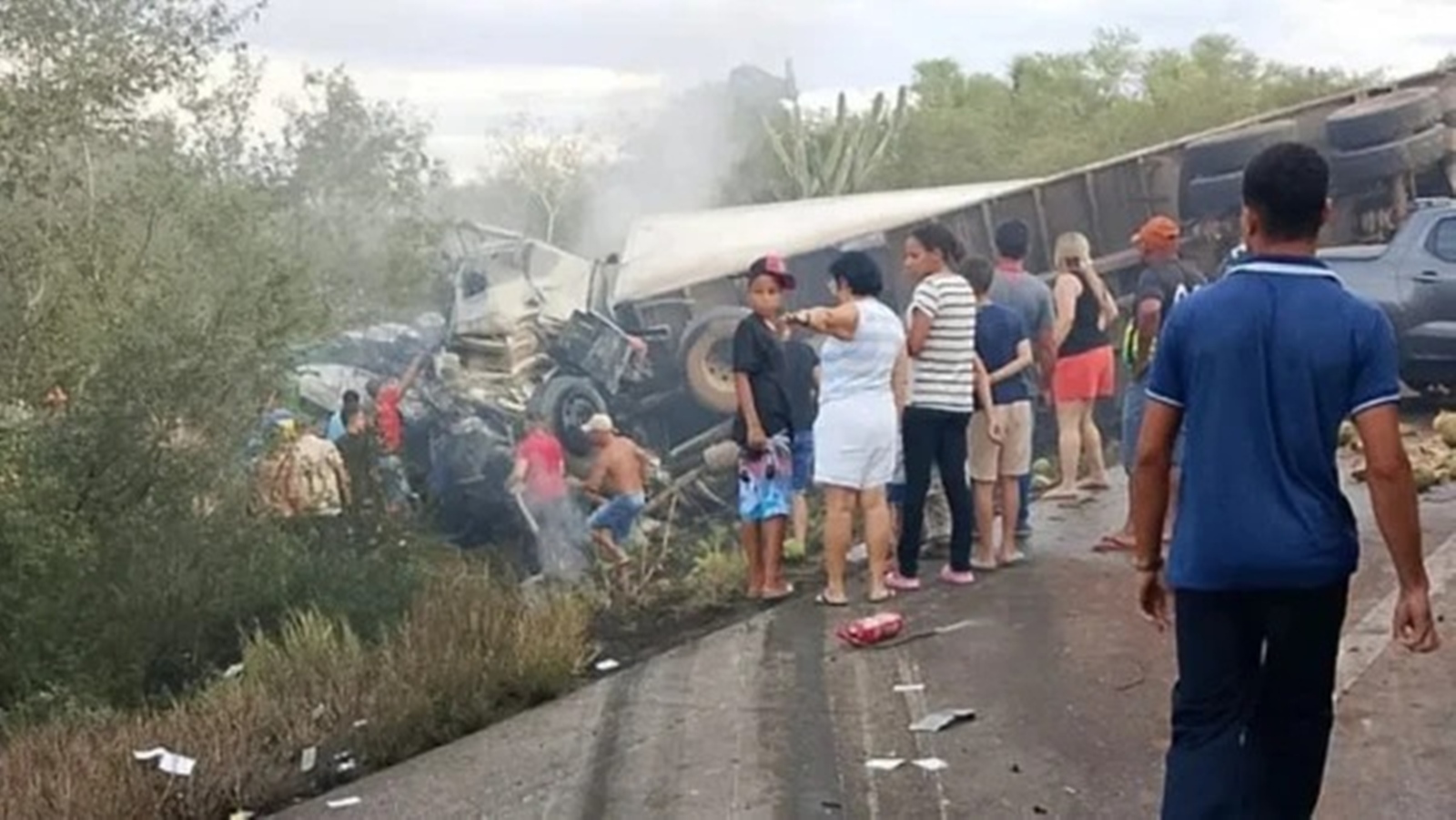 BA: sobe para 16 o total de mortos em acidente entre van e caminhão