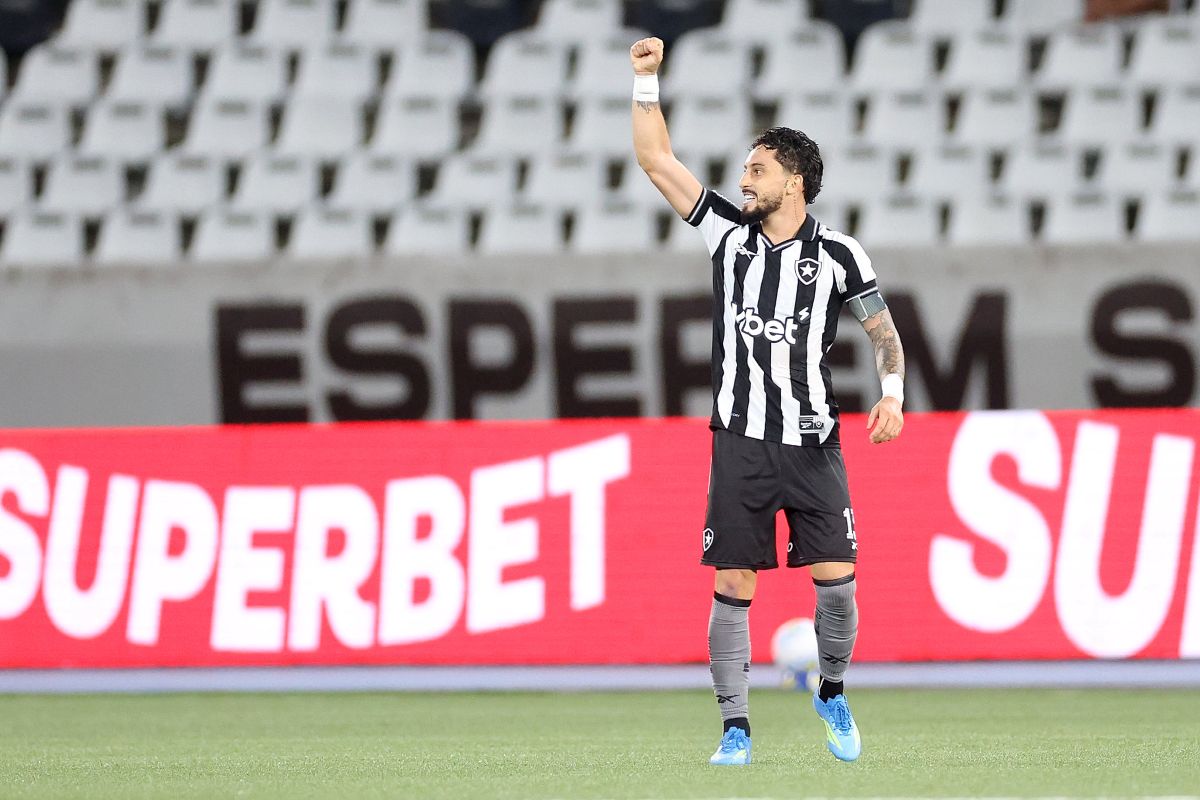 Imagem vinculada ao feed original: Botafogo anuncia renovação de contrato com Alex Telles