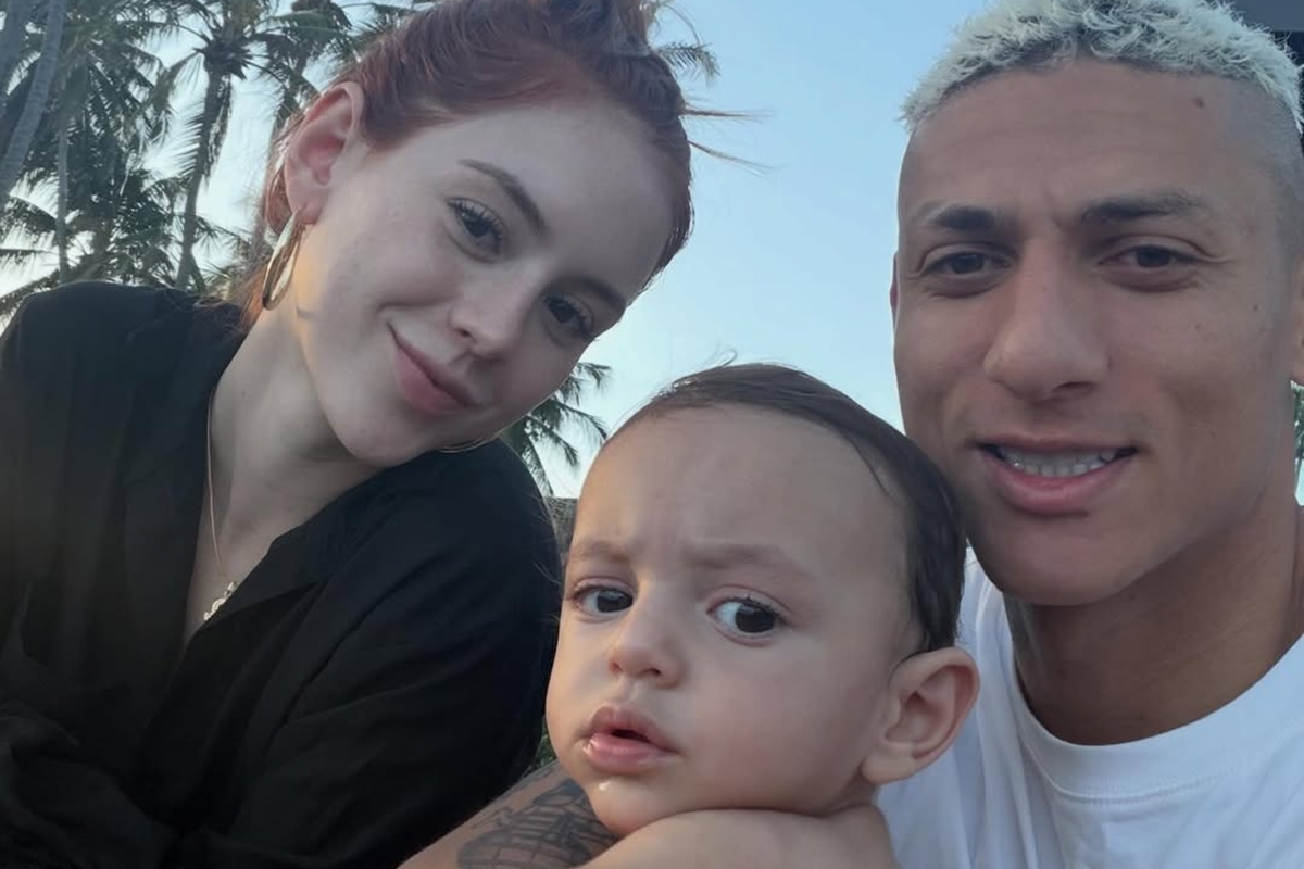Jogador fora da Copa supera convocados em engajamento nas redes 17 Amanda ao lado do filho