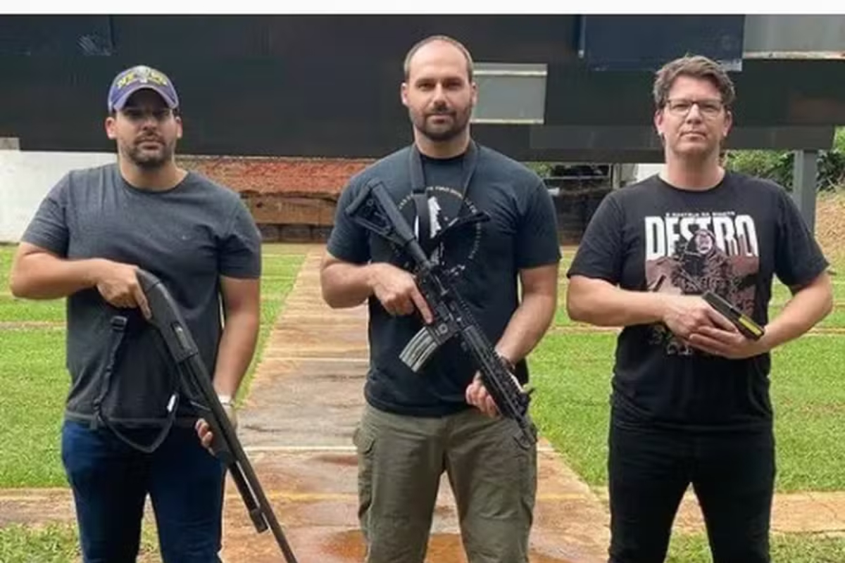 André Porciúncula, Eduardo Bolsonaro e Mário Frias