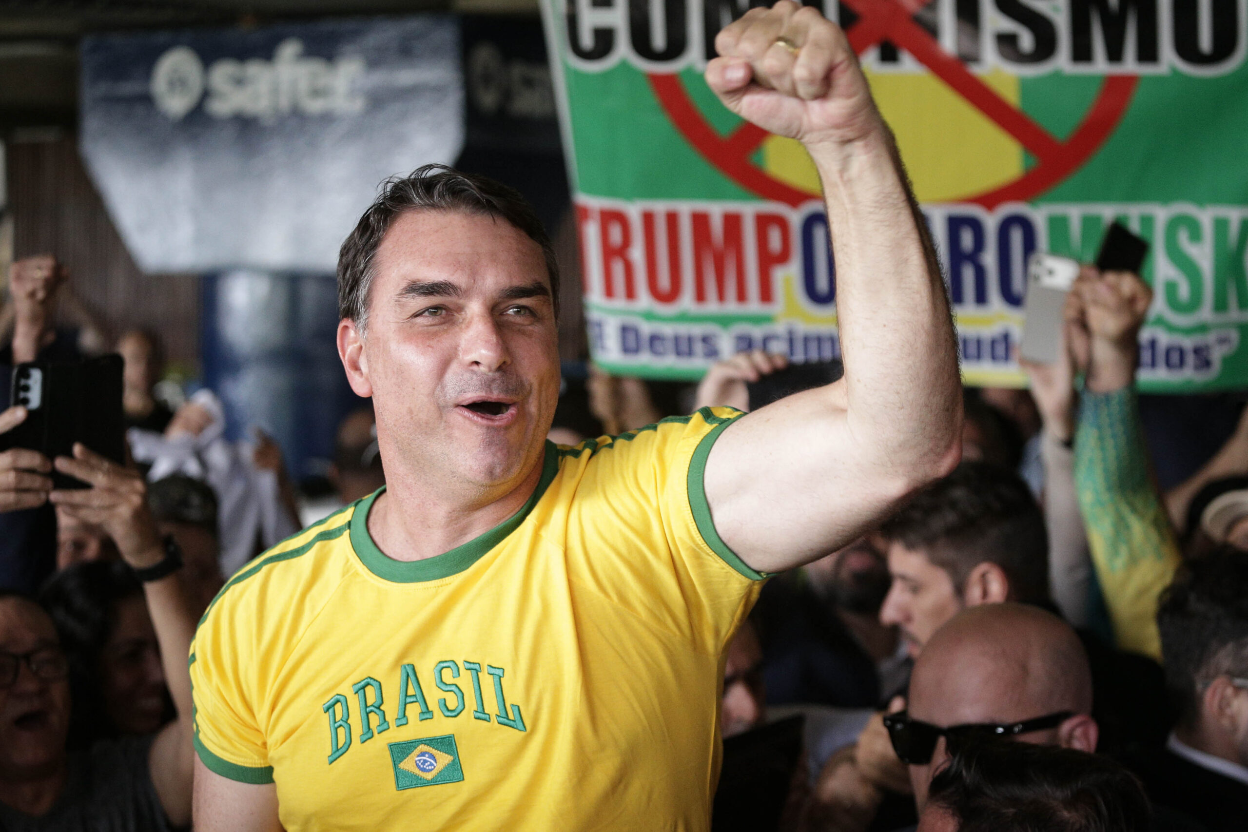Sem apoio do Centrão, Flávio pode apostar no modo "full Bolsonaro"
