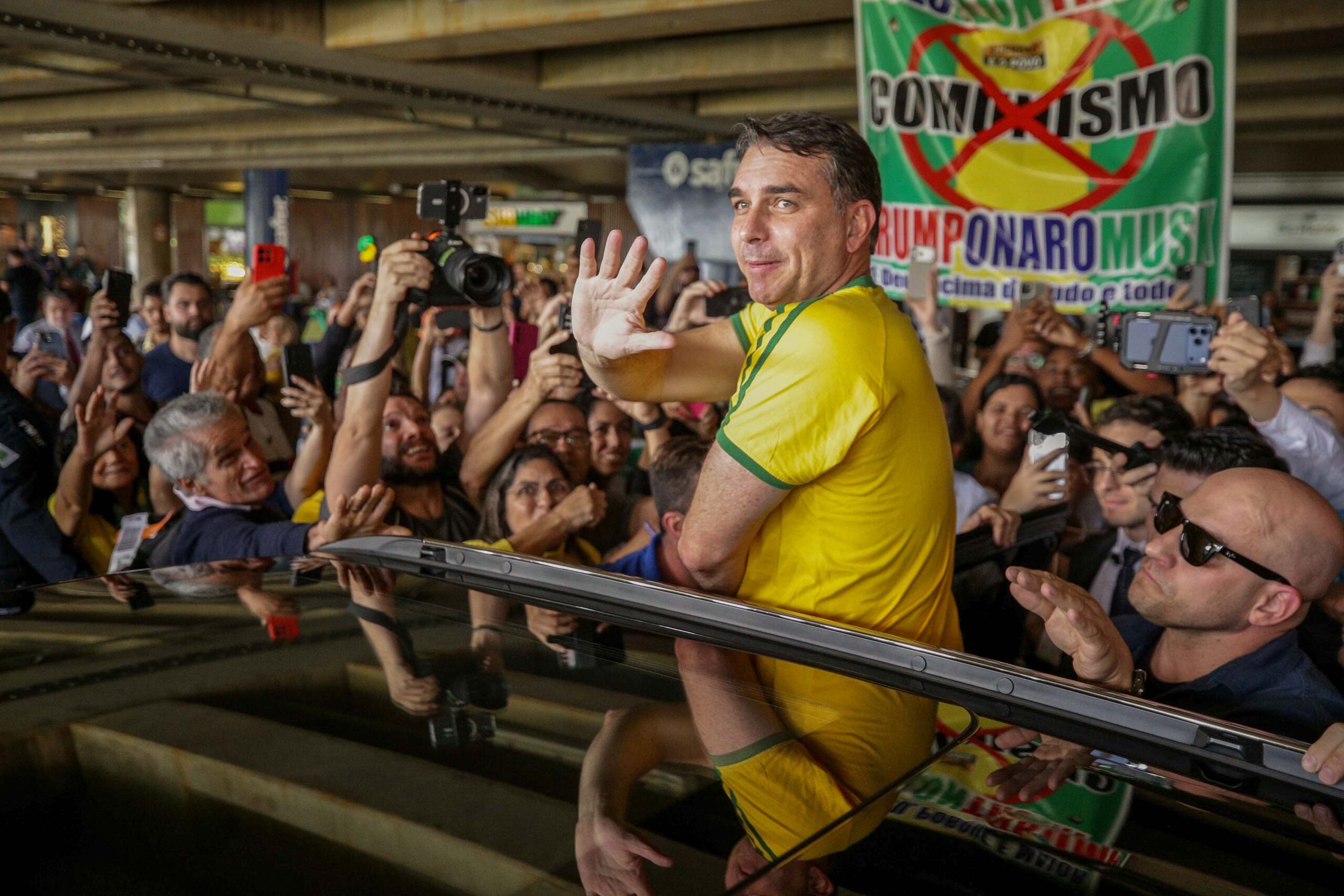 Decisão de Moraes é silenciamento de Bolsonaro, diz campanha de Flávio