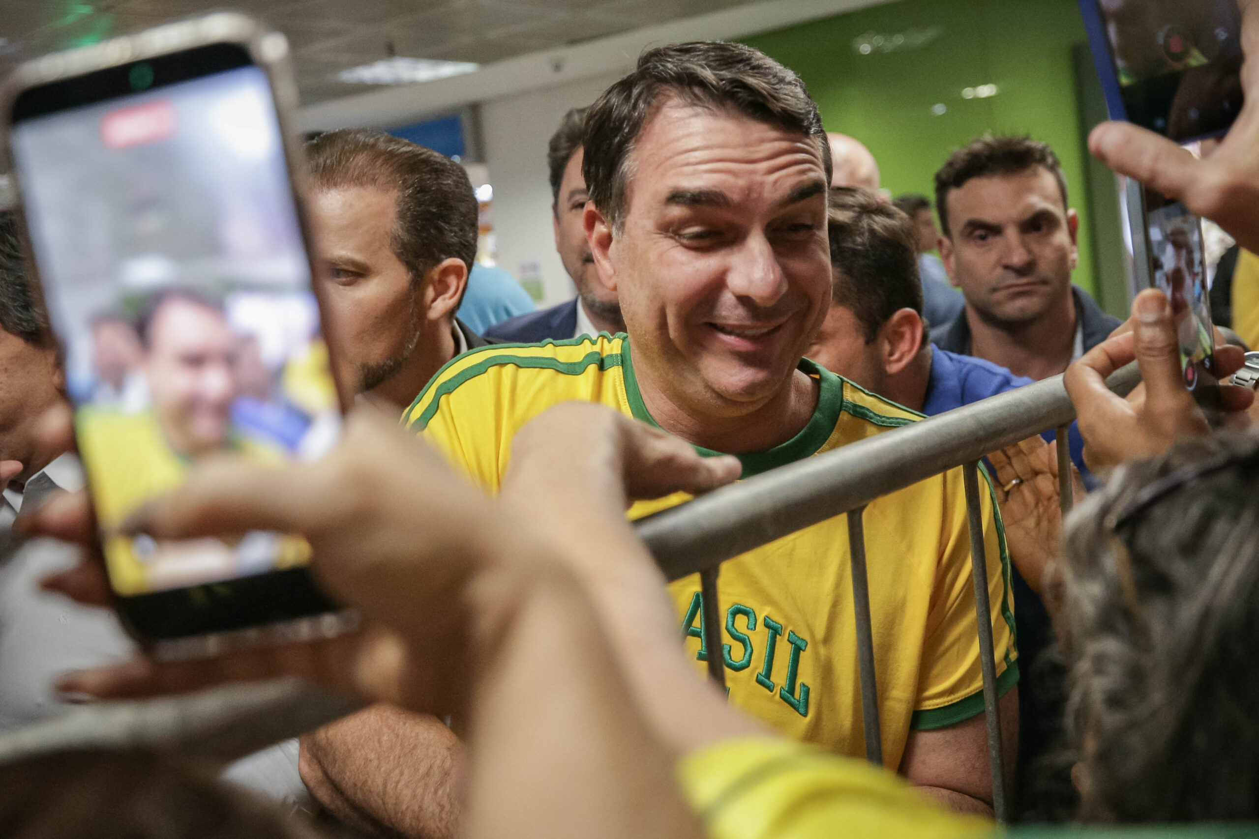 Flávio Bolsonaro Intensifica Campanha com Maratona de Convenções