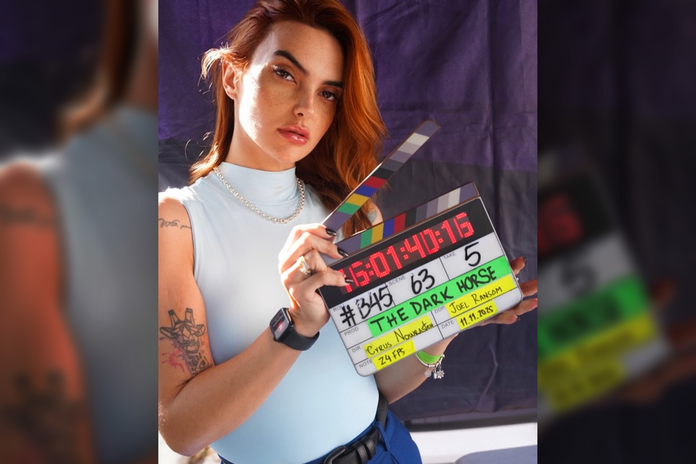 Mulher aparece segurando claque do filme Dark Horse