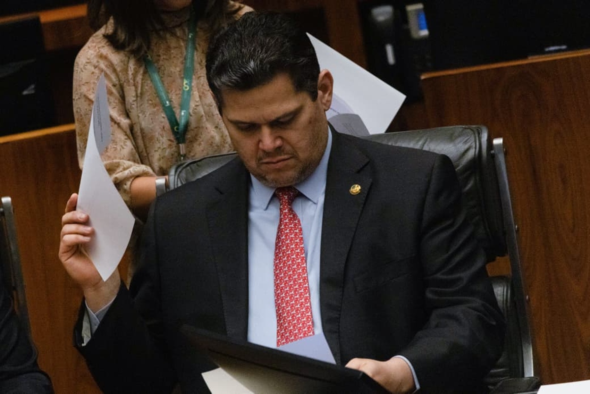 Alcolumbre sinaliza que só votará PEC do fim da 6x1 em agosto