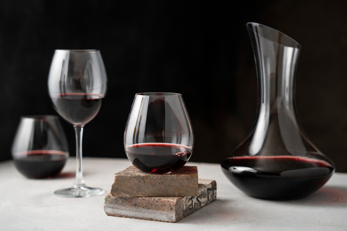 Taças de vinho e decanter