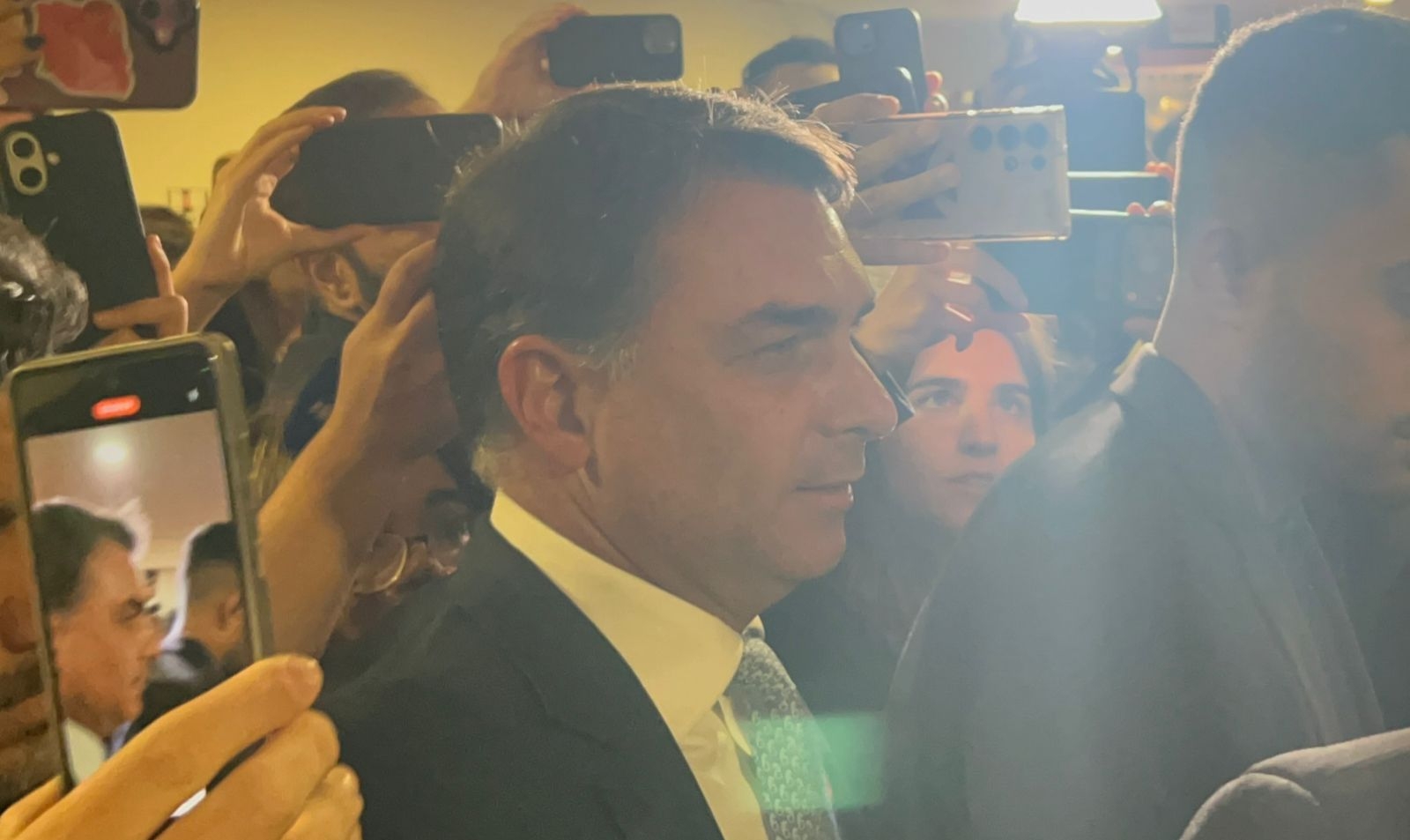 Aliados temem busca e apreensão contra Flávio por causa do Dark Horse