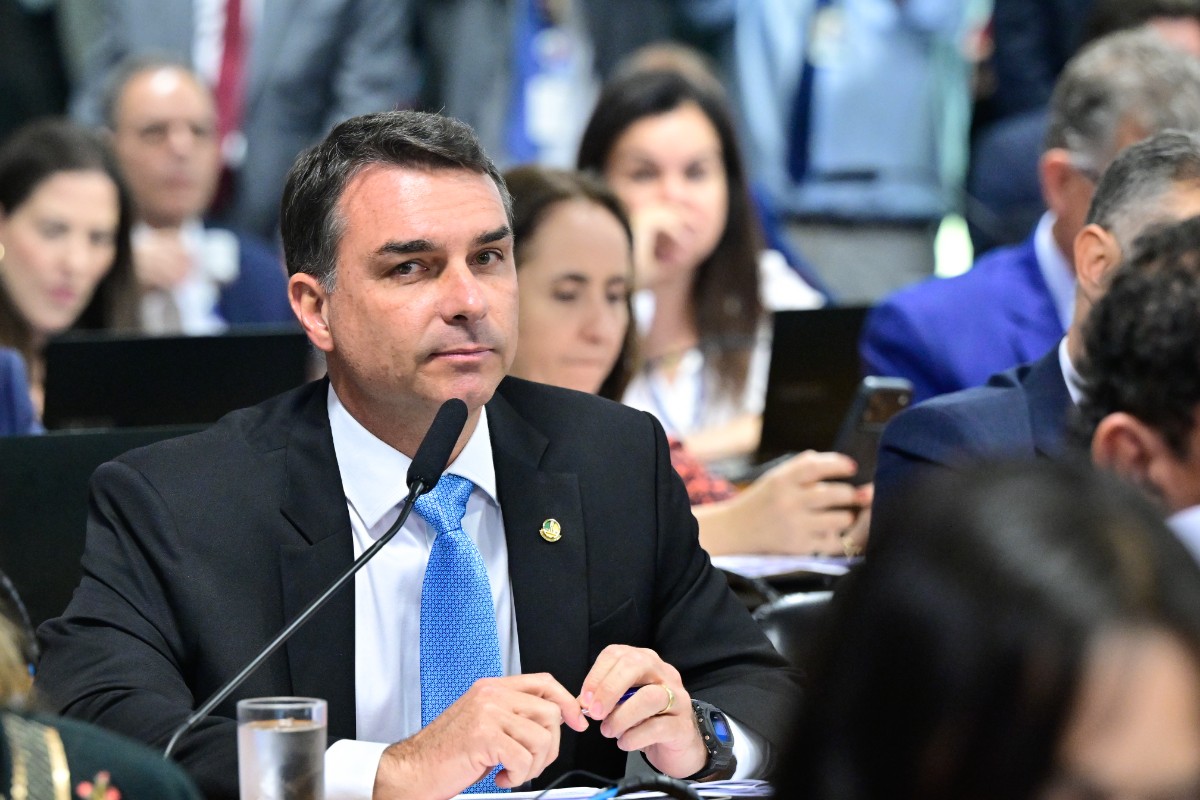 Em pré-campanha, Flávio só presidiu uma sessão da Comissão de Segurança