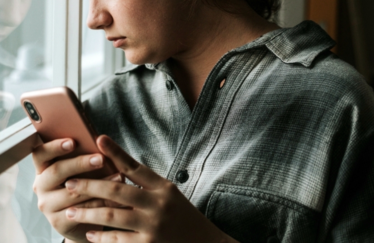 Inglaterra deve proibir redes sociais a menores de 16 nesta segunda 14 Adolescente segurando celular