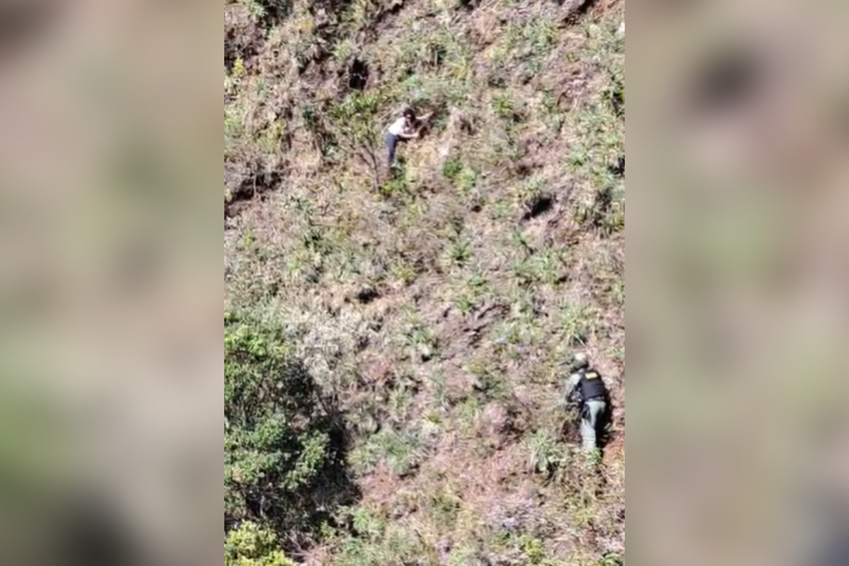 Mulher presa em penhasco - metrópoles