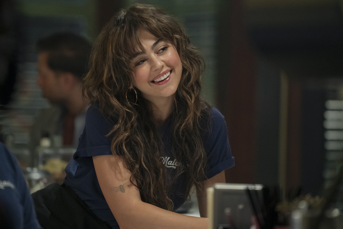 Imagem colorida de Allie Mika Abdalla na 1ª temporada de Off Campus: Amores Improváveis - Metrópoles