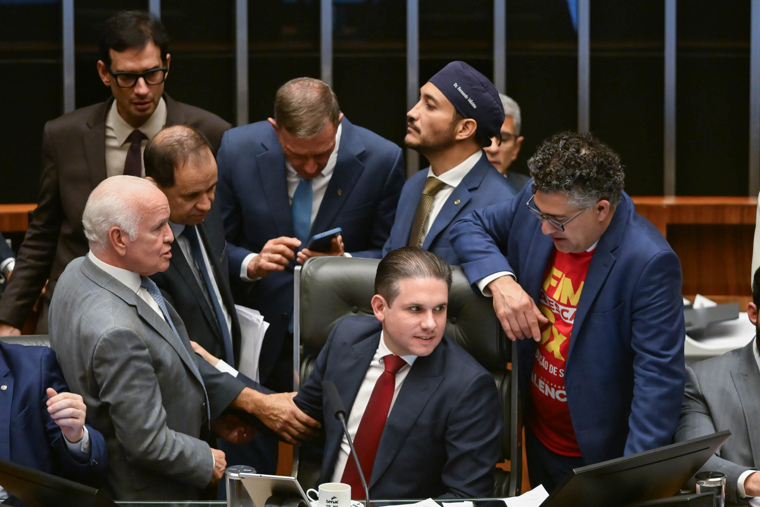 Motta fecha 1º semestre próximo de Lula e evita derrotas ao Planalto 11 Motta com parlamentares da base governista durante discussão sobre fim da escala 6x1