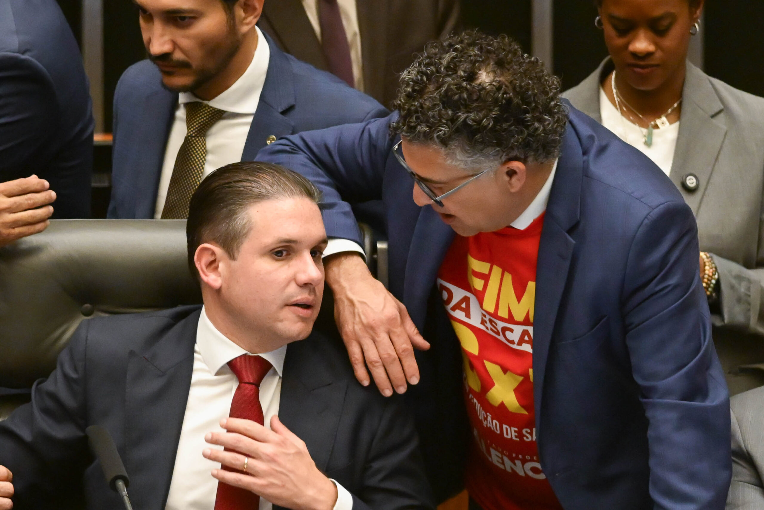 Motta fecha 1º semestre próximo de Lula e evita derrotas ao Planalto 12 Motta ao lado de parlamentares da base governista