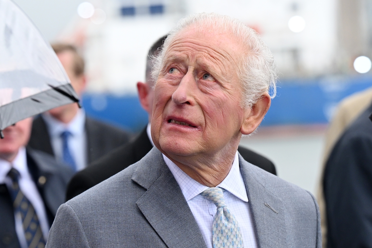 Foto colorida do rei Charles III olhando para cima - Metrópoles