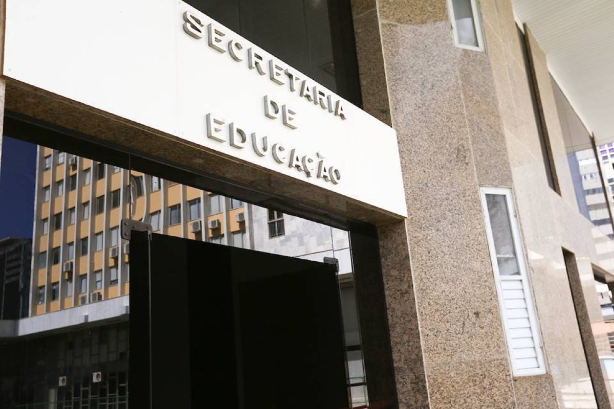 Professora do DF é condenada por furtar cartão de colega em escola